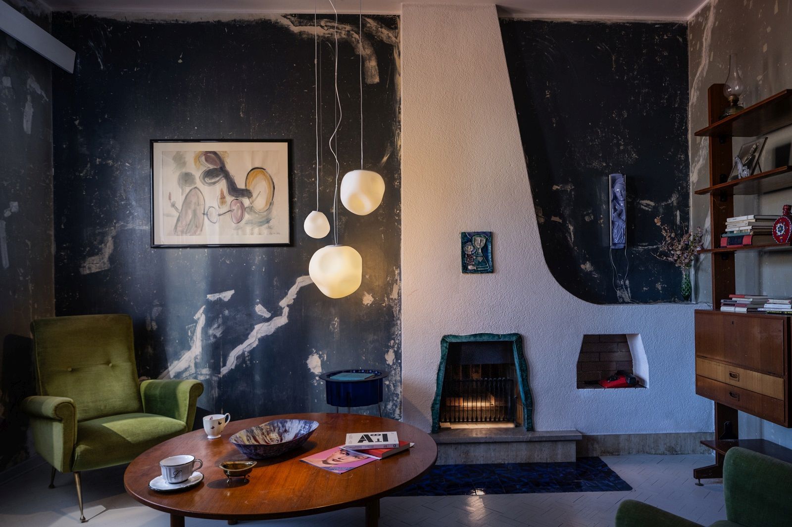 Wohnzimmer mit Hoba Pendelleuchte von Foscarini, die warmes Licht spendet. Design Lampe.