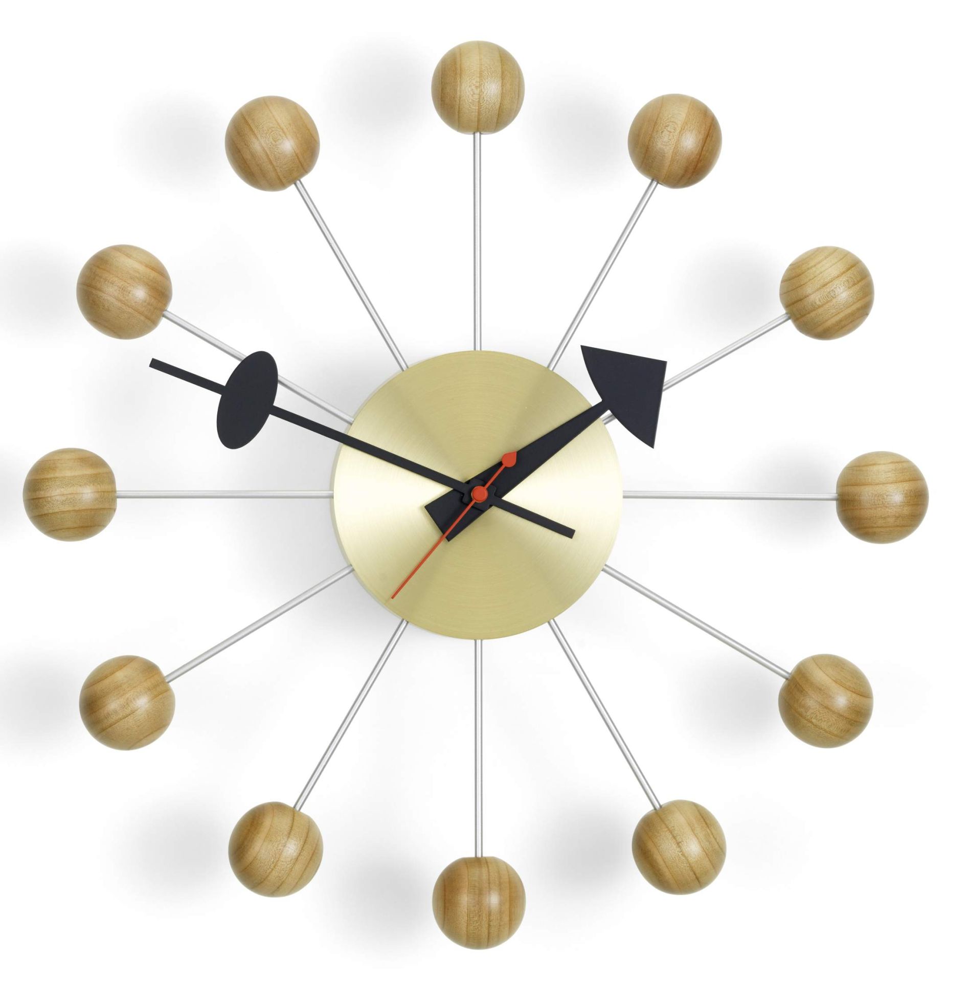 Nahaufnahme der Vitra Ball Clock Wanduhr aus Kirschbaumholz mit goldenem Ziffernblatt.