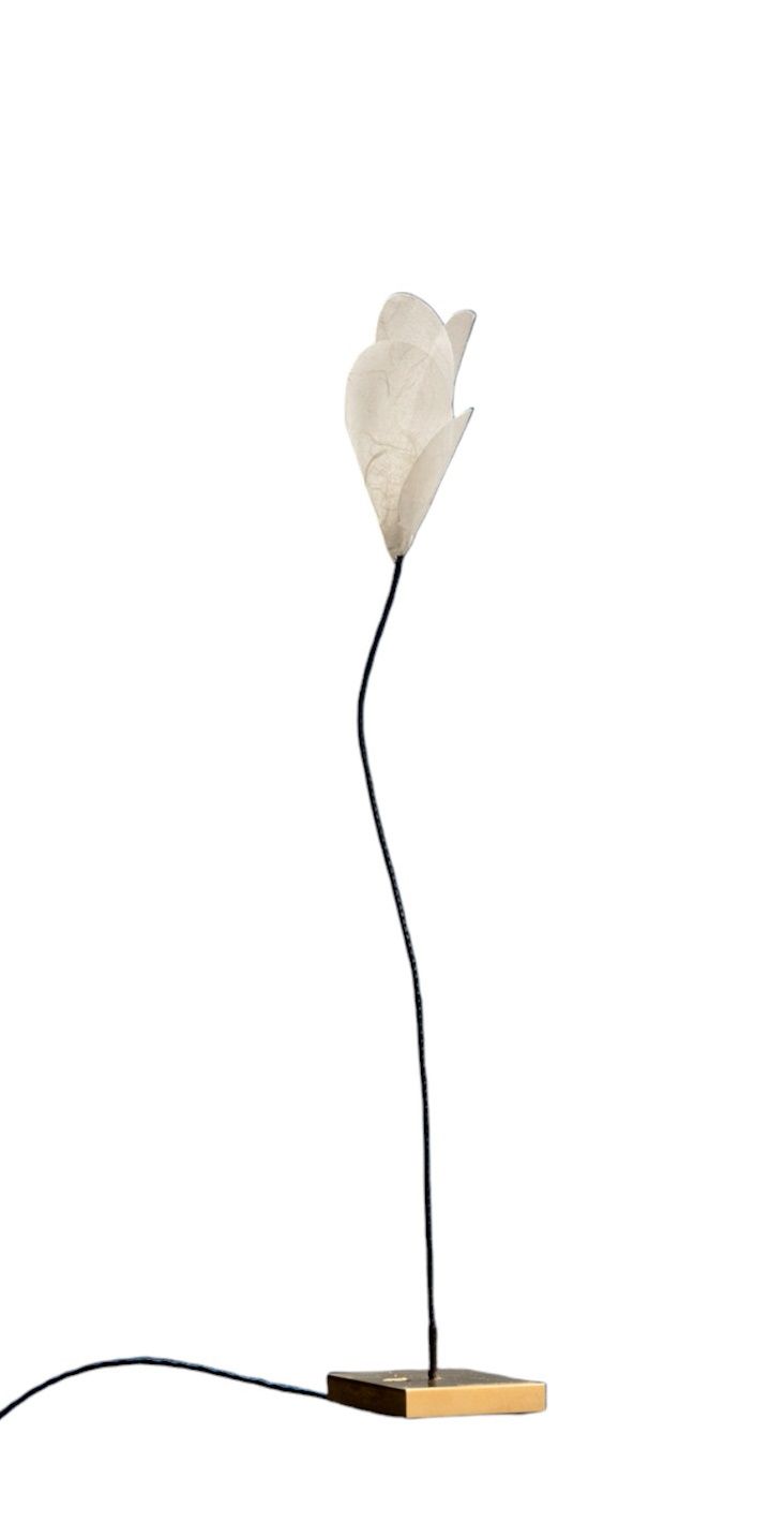 Nahaufnahme der Catellani & Smith For You Tischleuchte mit USB-Anschluss und Blütenform.