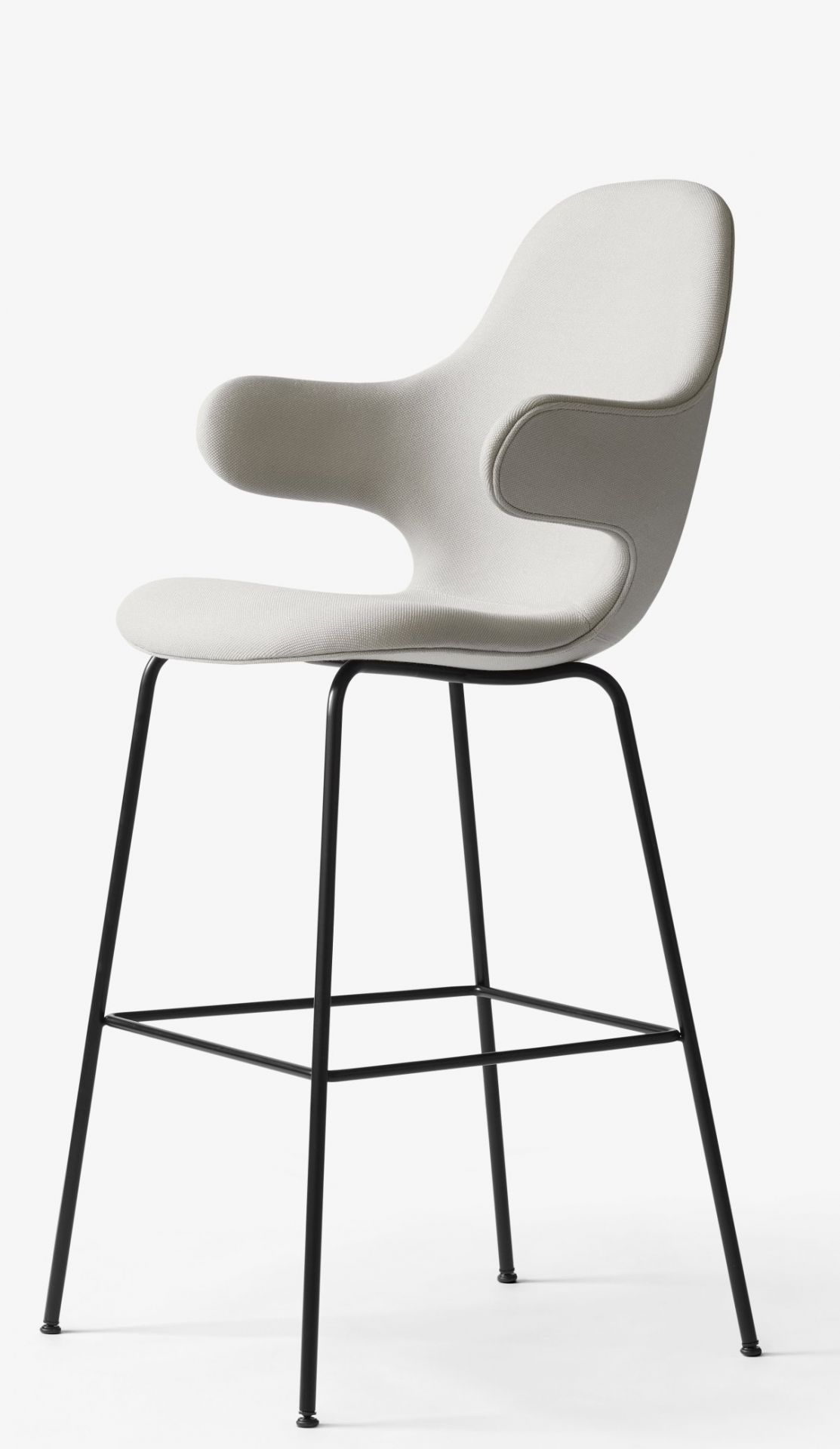 Catch Barstool JH17 Barhocker von AndTradition, gepolstert in hellem Stoff mit schwarzem Metallgestell.