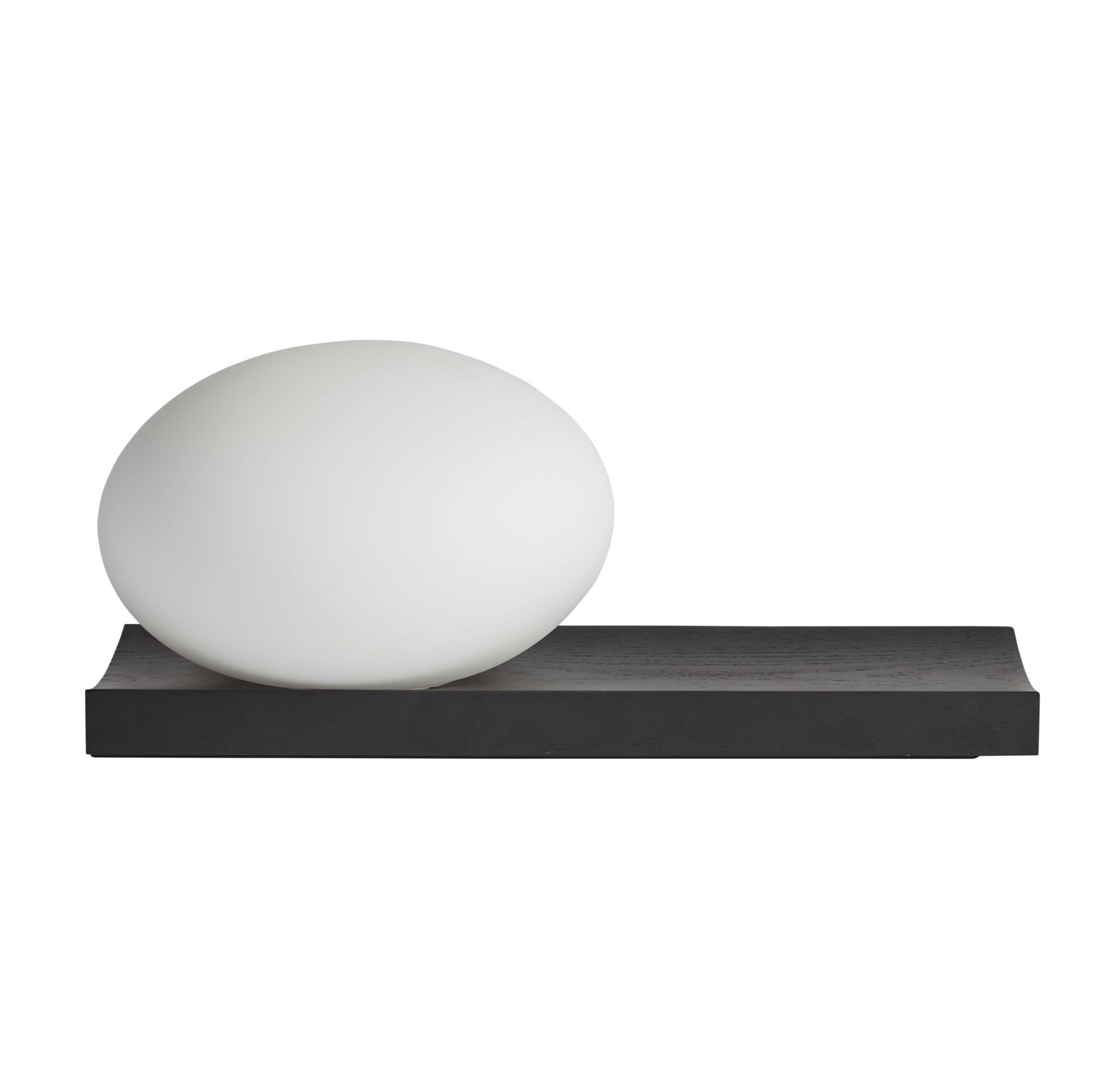Dew Tischleuchte von Woud: Runde, weiße Lampe auf rechteckigem, schwarz lackiertem Esche-Holzsockel.
