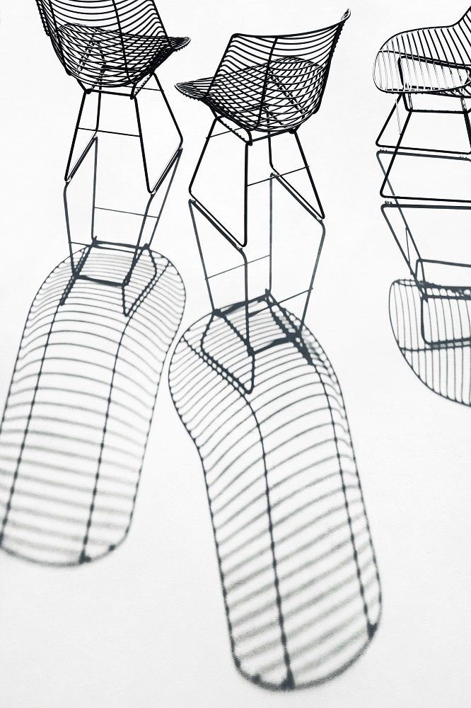 Drei Flow Filo Stühle von MDF Italia mit Kufengestell, geeignet für drinnen und draußen.