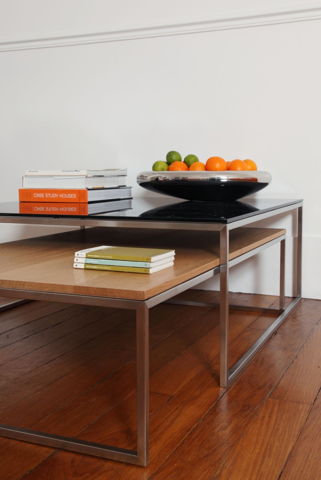 Less H 5/2 Eiche Couchtisch von Hans Hansen mit Glasplatte und Ablage für Bücher.