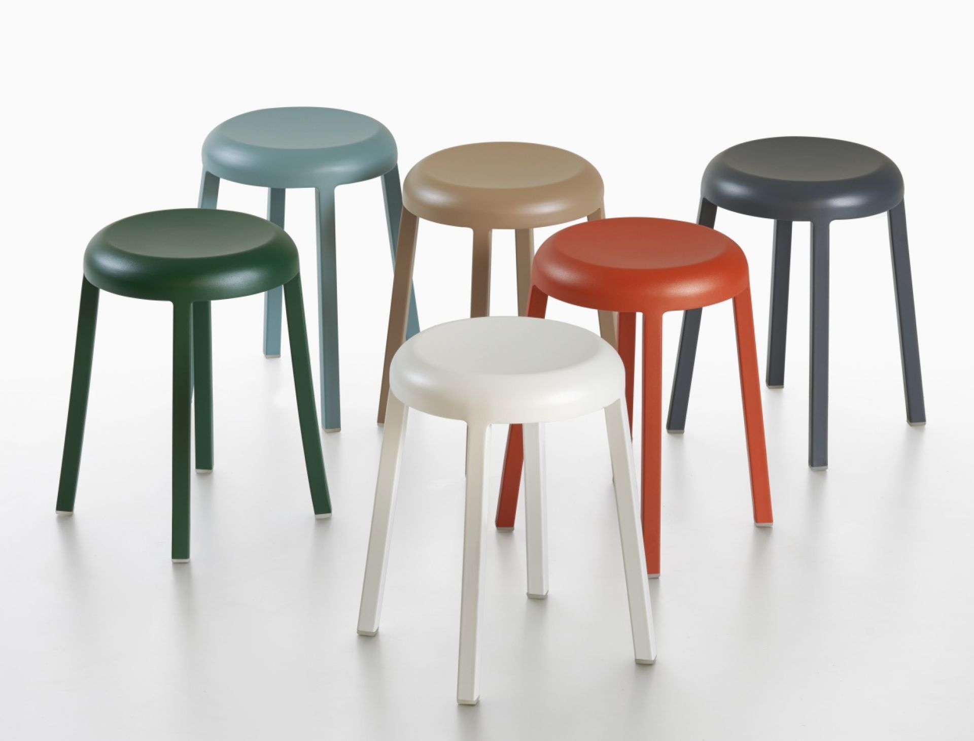 Gruppe von Za Stool Hockern der Marke Emeco in verschiedenen Farben auf weißem Hintergrund.