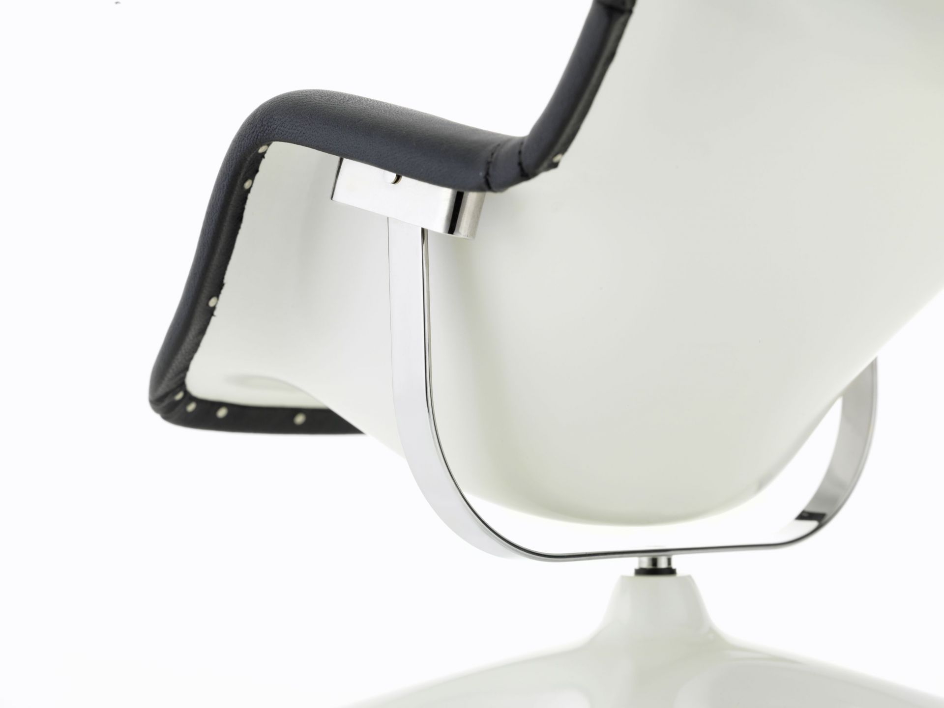 Detailaufnahme des Karuselli Sessels von Vitra, Miniatur, weiß, mit schwarzem Leder.