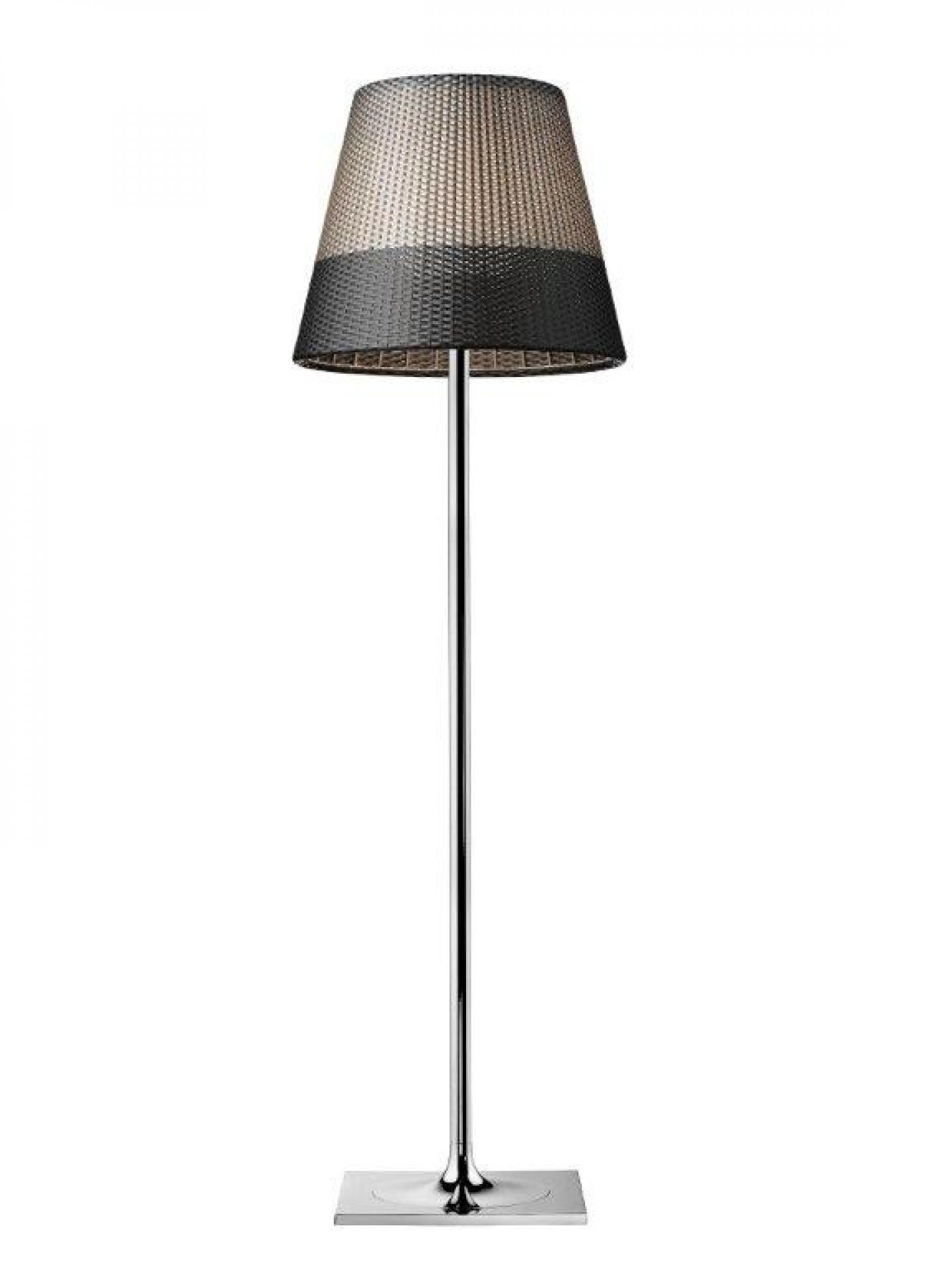 Ktribe F3 Outdoor Stehleuchte von Flos: Moderne Gartenlampe mit geflochtenem Lampenschirm und Chromfuß.