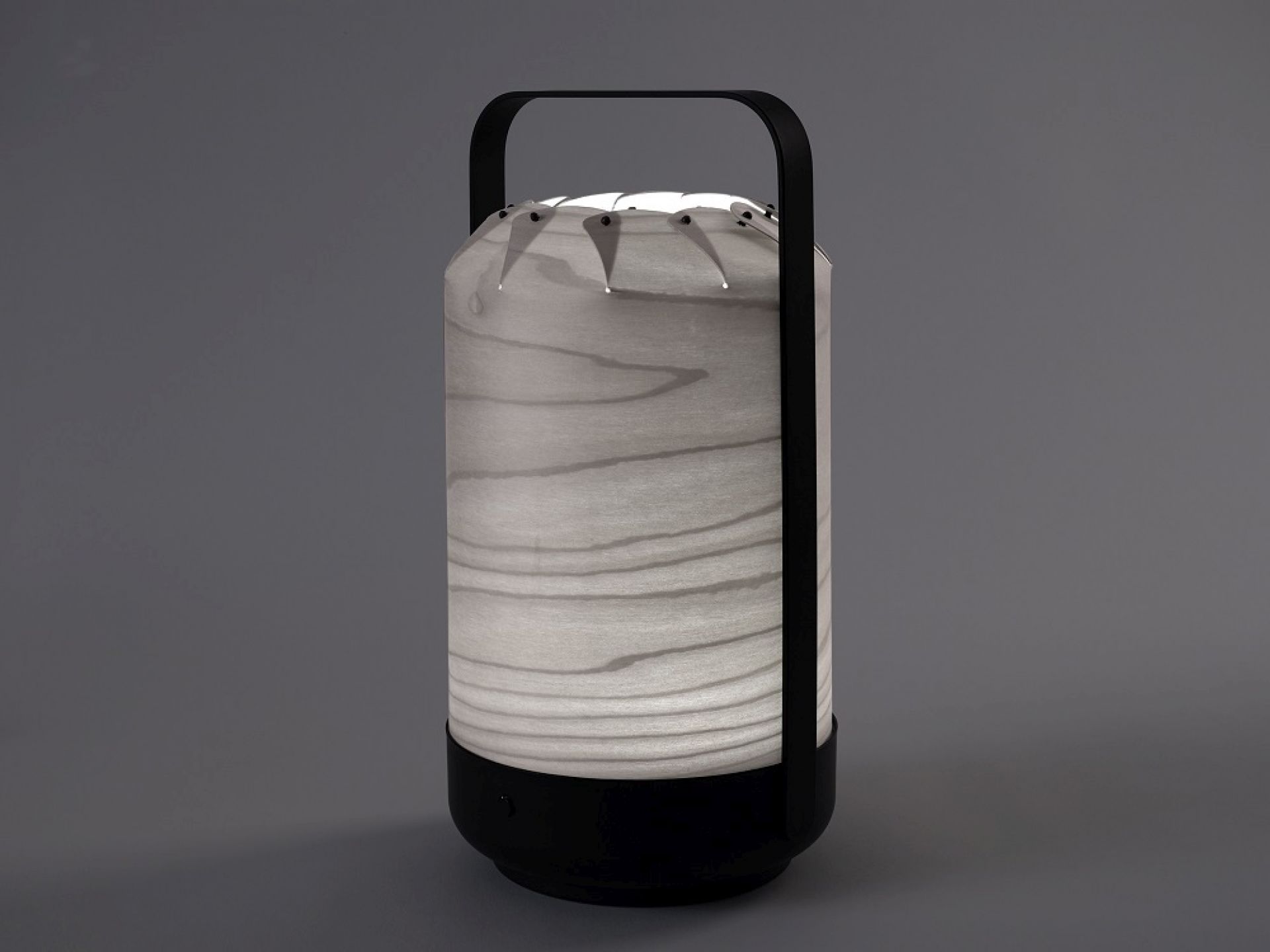 Graue Chou Mini LED Akkuleuchte von LZF Lamps: Moderne Tischleuchte mit Tragegriff.