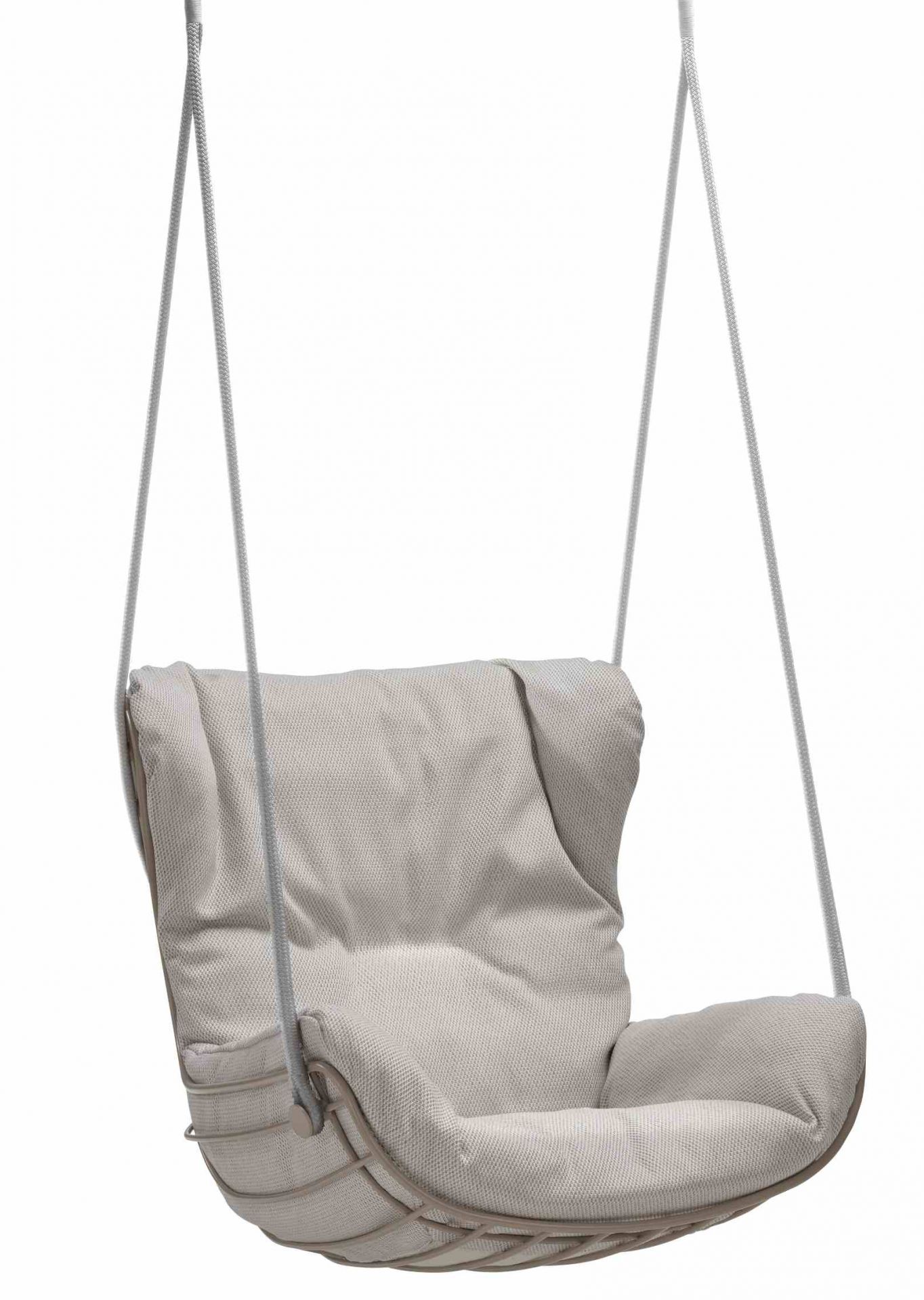 Leyasol Wingback Schwingsessel von Freifrau Manufaktur in Beige, hängend an Seilen. Bequemer Sessel für Entspannung.