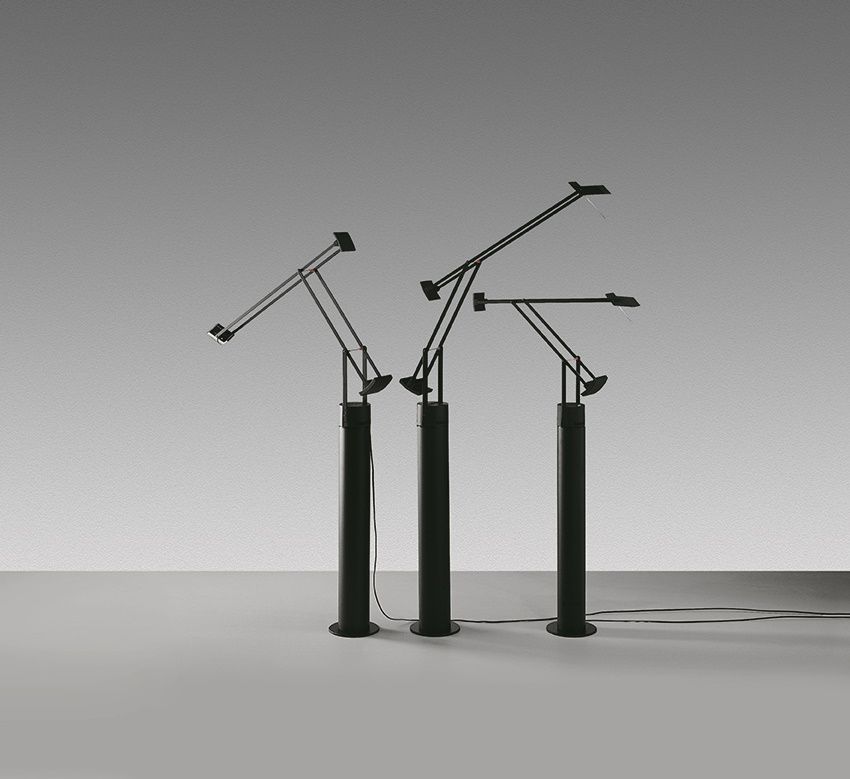 Drei schwarze Tizio Tischleuchten von Artemide im minimalistischen Design mit verstellbaren Armen und Sockel.