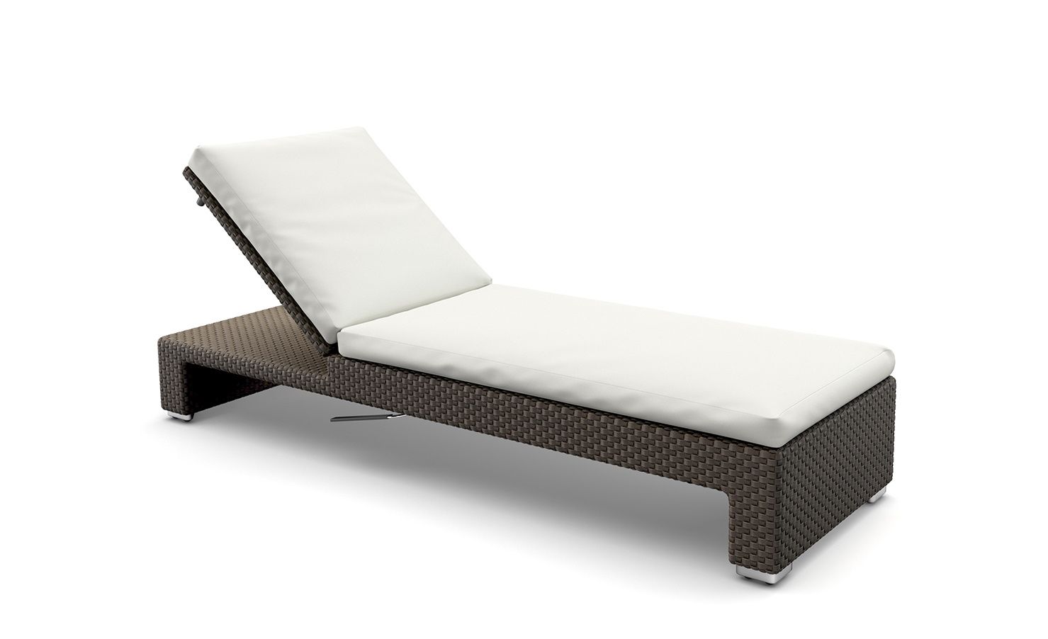 Dedon Sonnenliege mit braunem Rattan und weißen Polstern für Garten oder Terrasse.