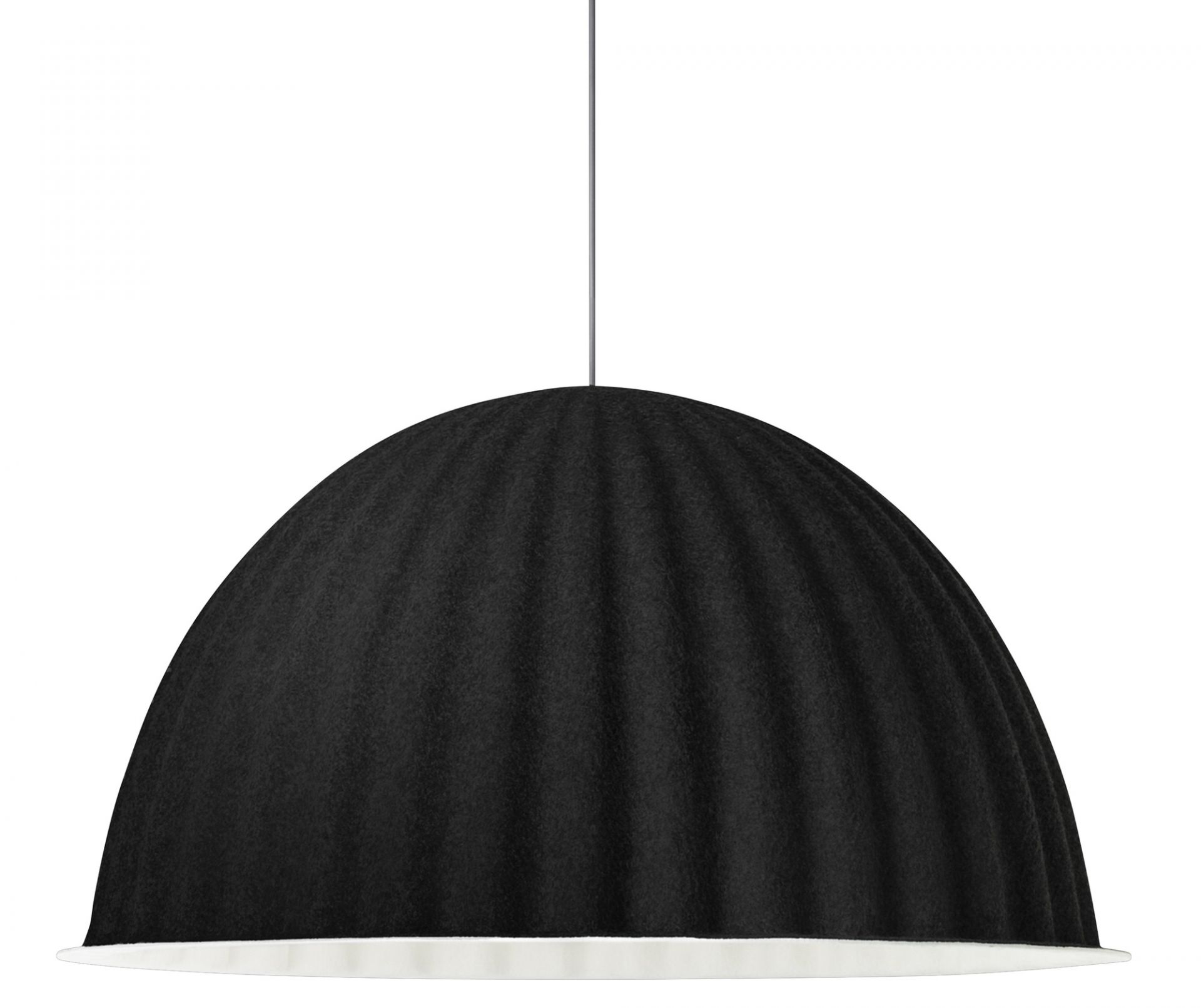 Schwarze Under The Bell Pendelleuchte von Muuto mit gerippter Oberfläche und weißem Innenraum.