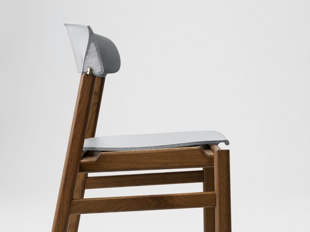 Detailaufnahme des Herit Chair Stuhls von Normann Copenhagen: Holzgestell, graue Sitzfläche und Rückenlehne.