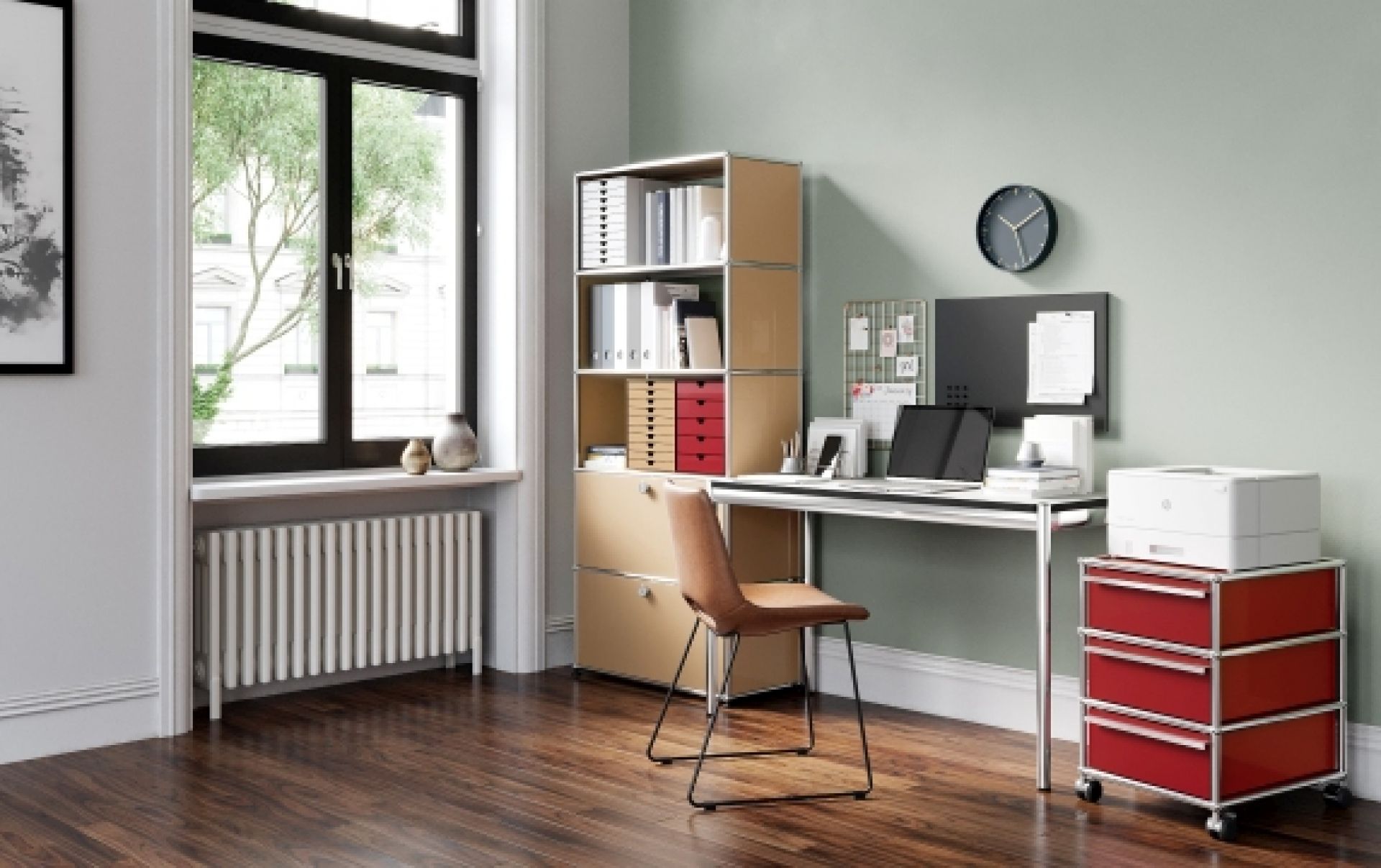 Büro mit USM Möbeln: Sideboard, Regal, Schreibtisch und rotem Rollcontainer. Lederauflage für USM Sideboard Ecke.