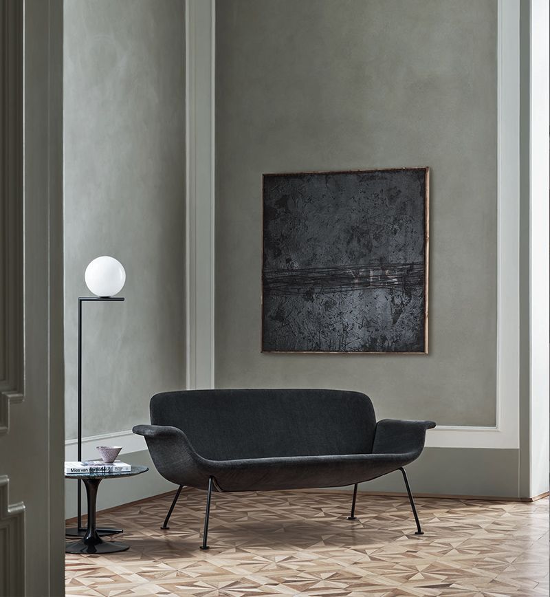 Graues KN05 Zweisitzer Sofa von Knoll International im modernen Wohnzimmer mit Lampe und Kunst.