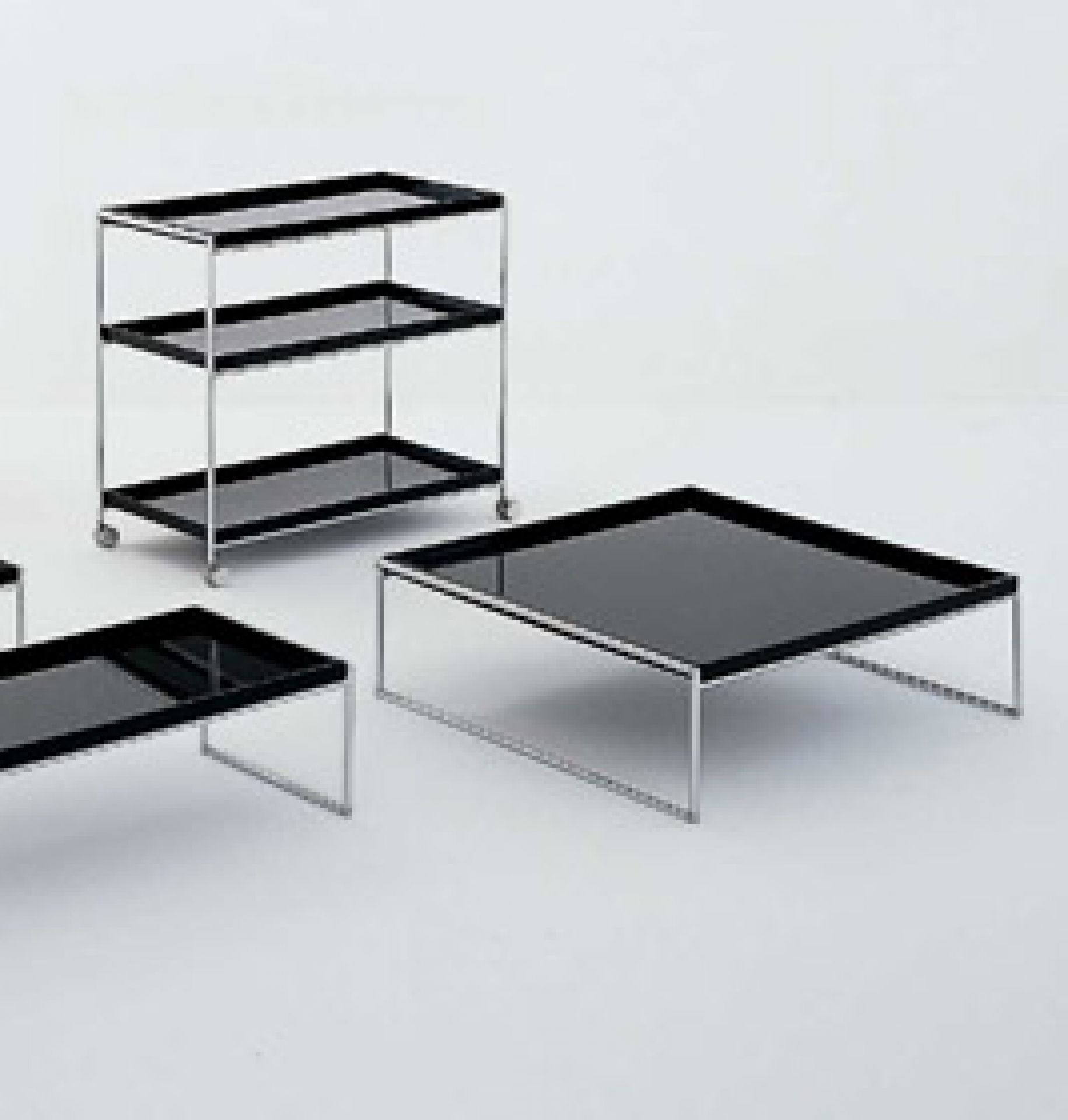 Schwarzes Trays Regal von Kartell mit drei Ebenen und Rollen, modernes Design für Wohnzimmer.