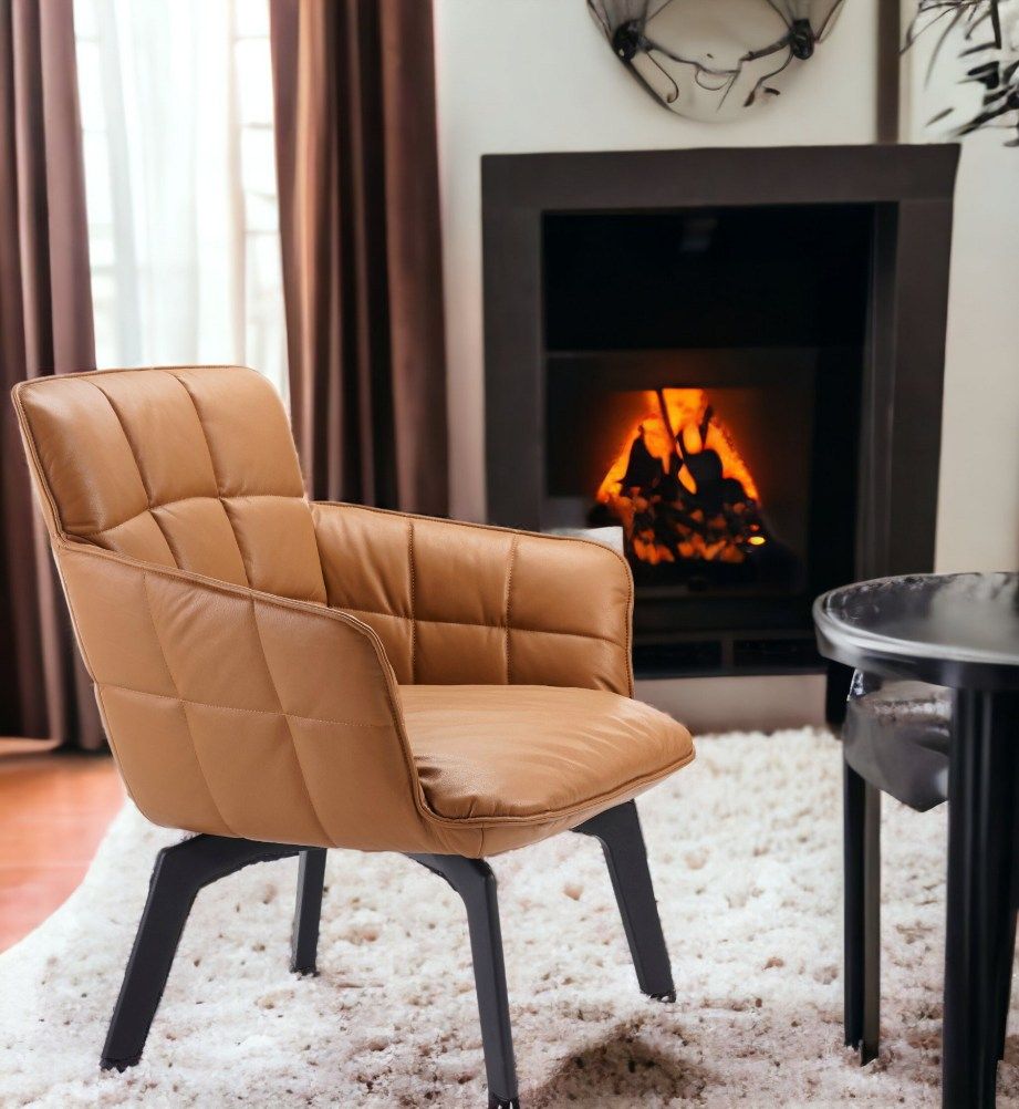Brauner Marla Easy Chair Sessel von Freifrau Manufaktur mit schwarzem Gestell vor Kamin. Ledersessel für Wohnzimmer.