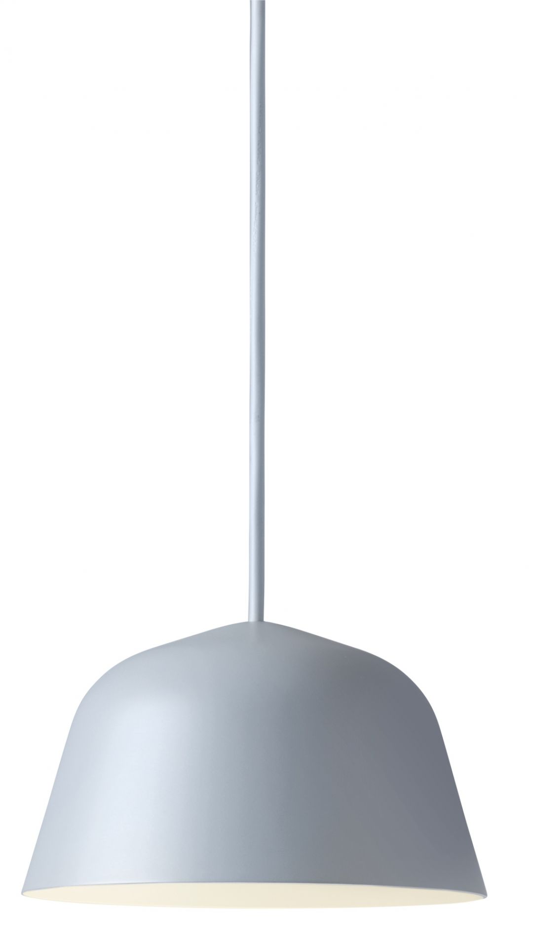 Nahaufnahme der hellblauen Muuto Ambit Pendelleuchte 16.5, moderne Hängelampe für Wohnraumbeleuchtung.