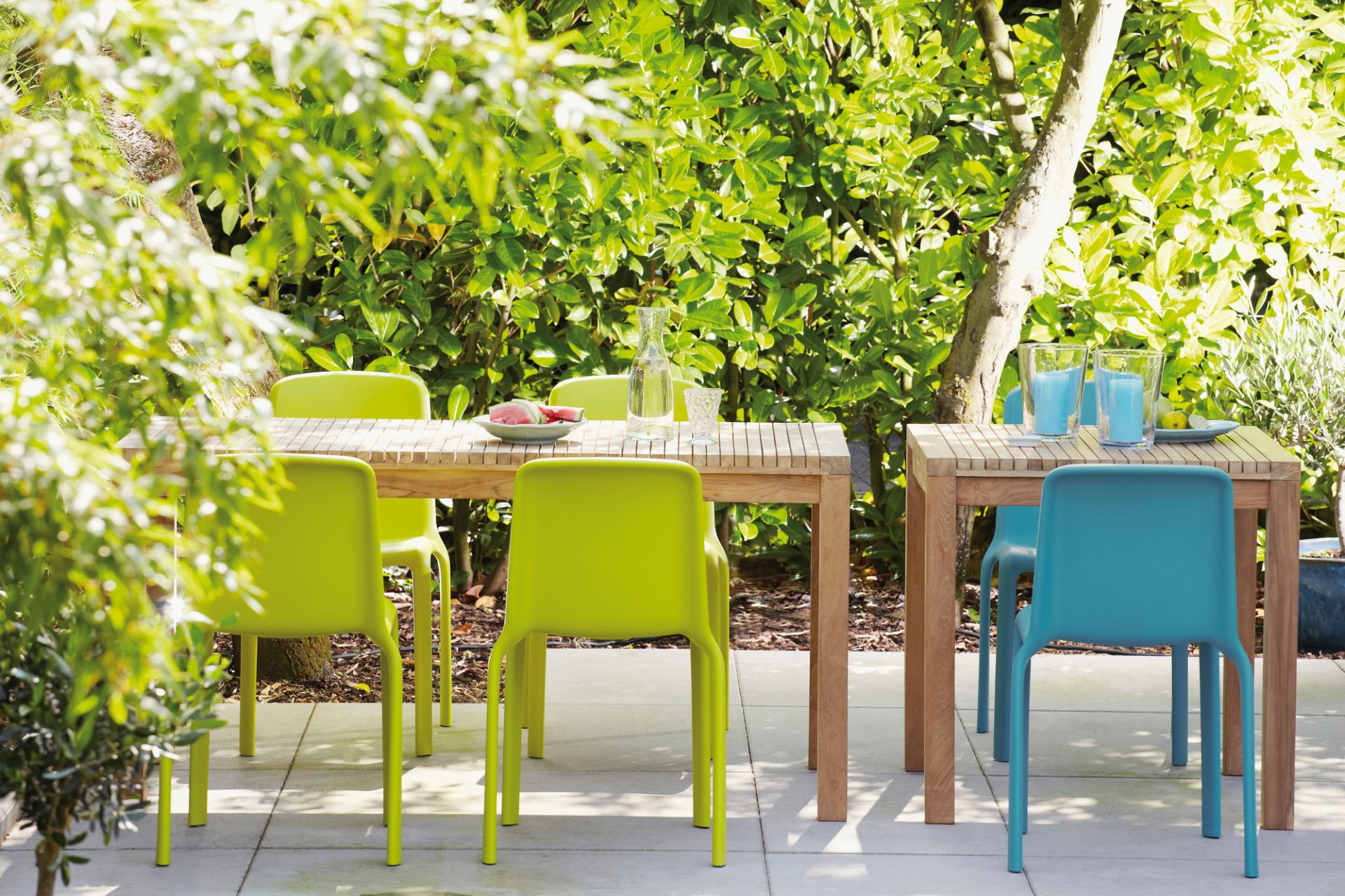 Samoa Tisch Natur von Jan Kurtz, Breite 75 cm, aus Teakholz im Garten.