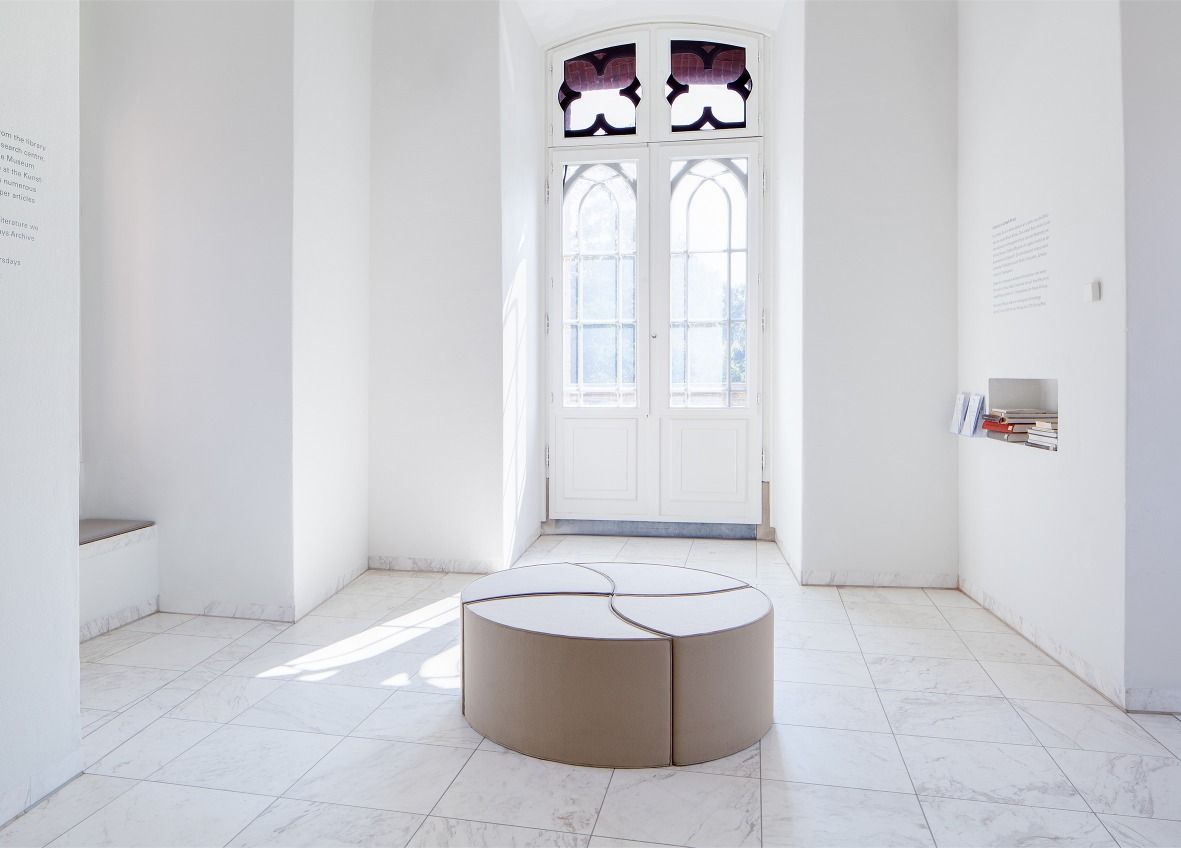 Posito Sitzmöbel von Hey Sign: Runder, beiger Hocker aus Filz, modulare Sitzgelegenheit.