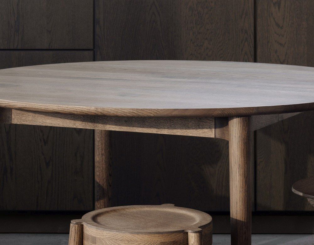 Detailaufnahme: Expand Circular Esstisch Eiche geräuchert mit Einlegeplatten, runder Holztisch für Esszimmer.