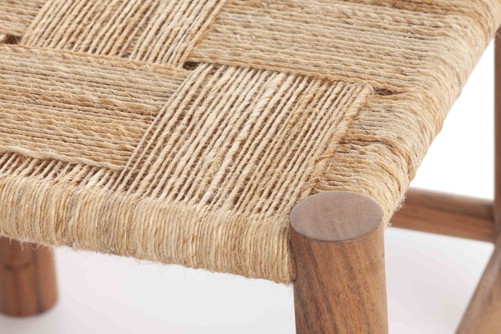 Detailaufnahme des Roots Single Stool Hockers von Gan mit geflochtener Sitzfläche und Holzbeinen.