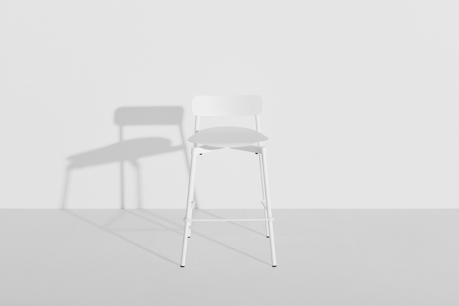 Weißer Fromme Barhocker von Petite Friture, H 65 cm, minimalistisches Design für Küche oder Bar.