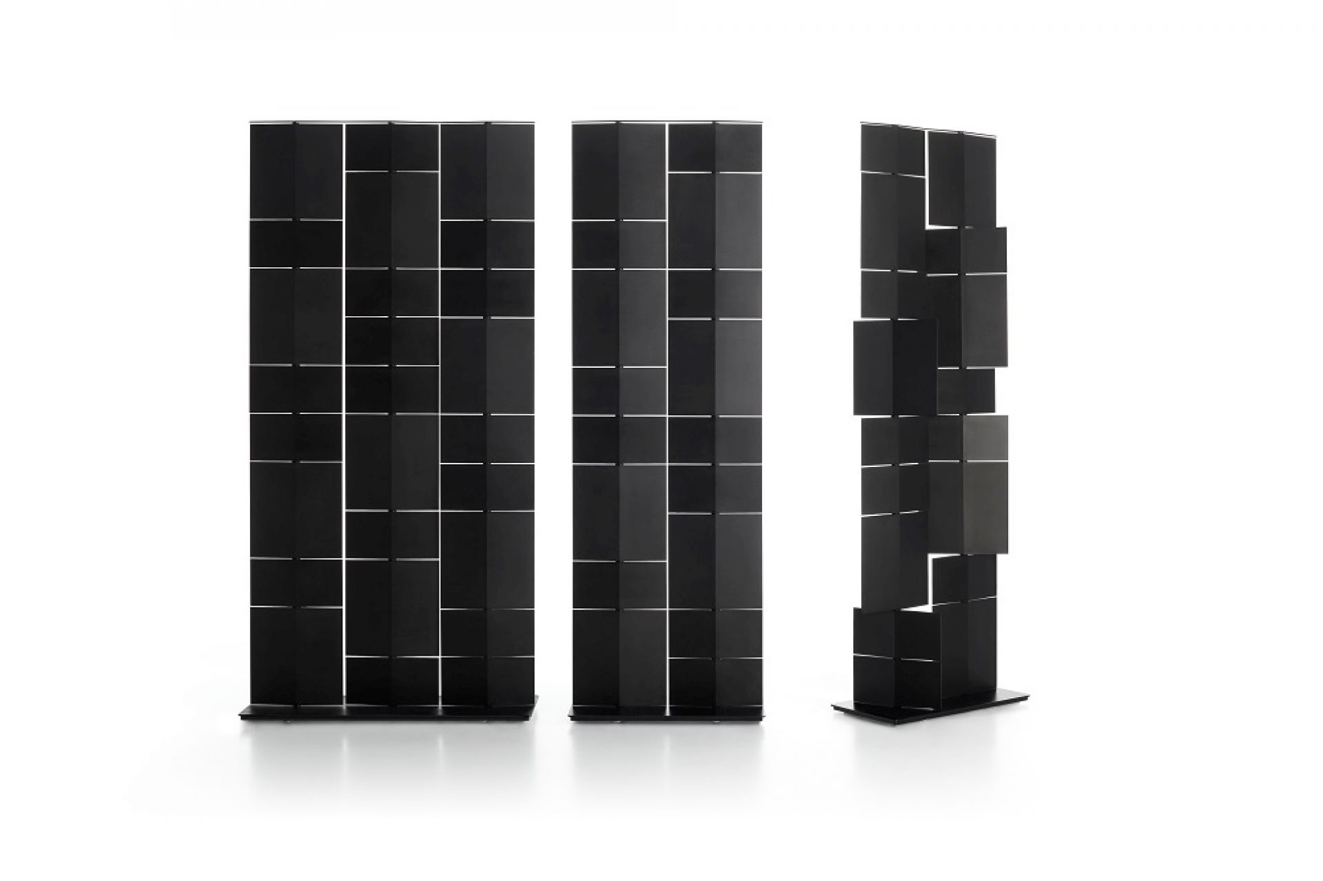 Drei schwarze Divide It Raumteiler Module von MDF Italia auf weißem Hintergrund.