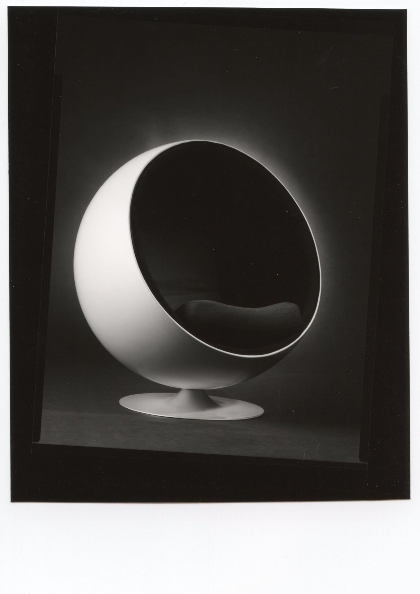 Schwarzer Ball Chair Sessel von Eero Aarnio Originals, ein Designklassiker im Retro-Stil.