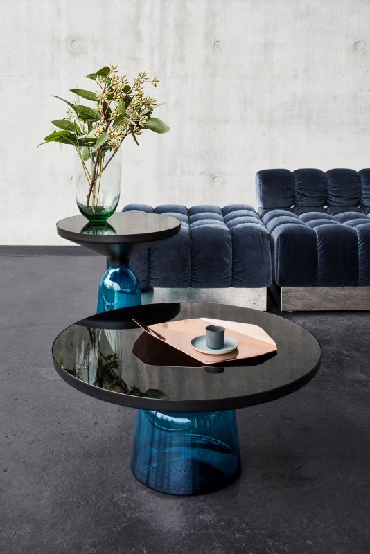 Zwei Bell Table Beistelltische von Classicon, mit blauen Glasfüßen und dunklen Tischplatten.