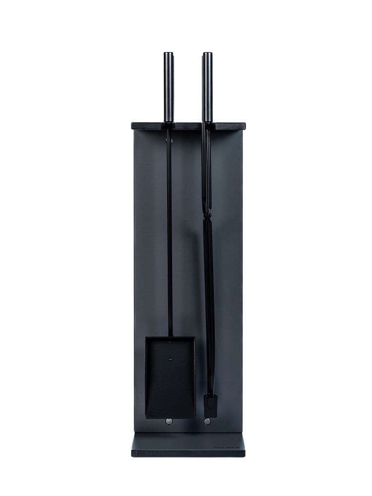 Schwarzes EVO Kaminbesteck von Conmoto mit Schaufel, Besen und Schürhaken im minimalistischen Design.