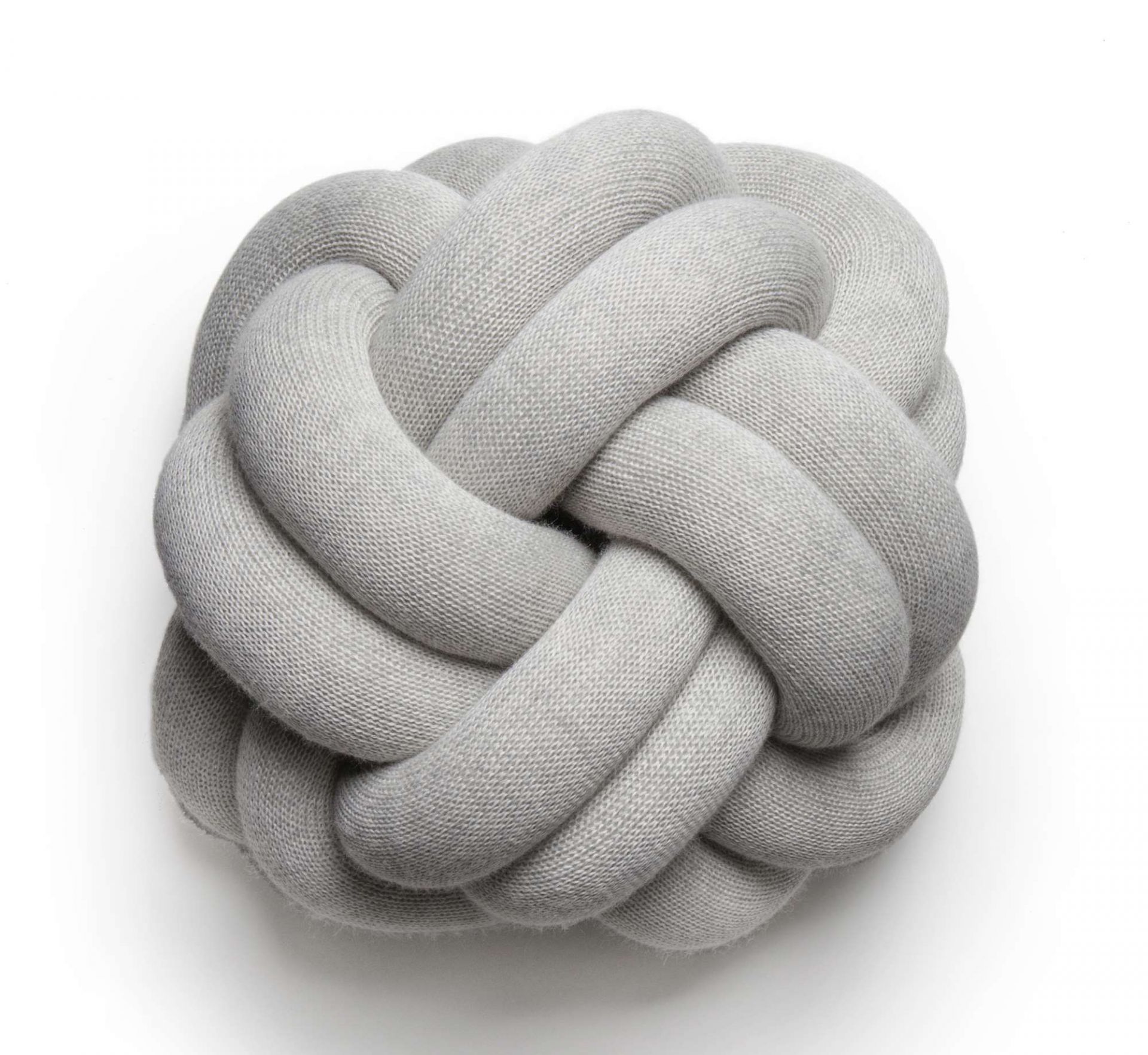 Hellgraues Knot Kissen von Design House Stockholm, dekoratives Wohnaccessoire im modernen Design.