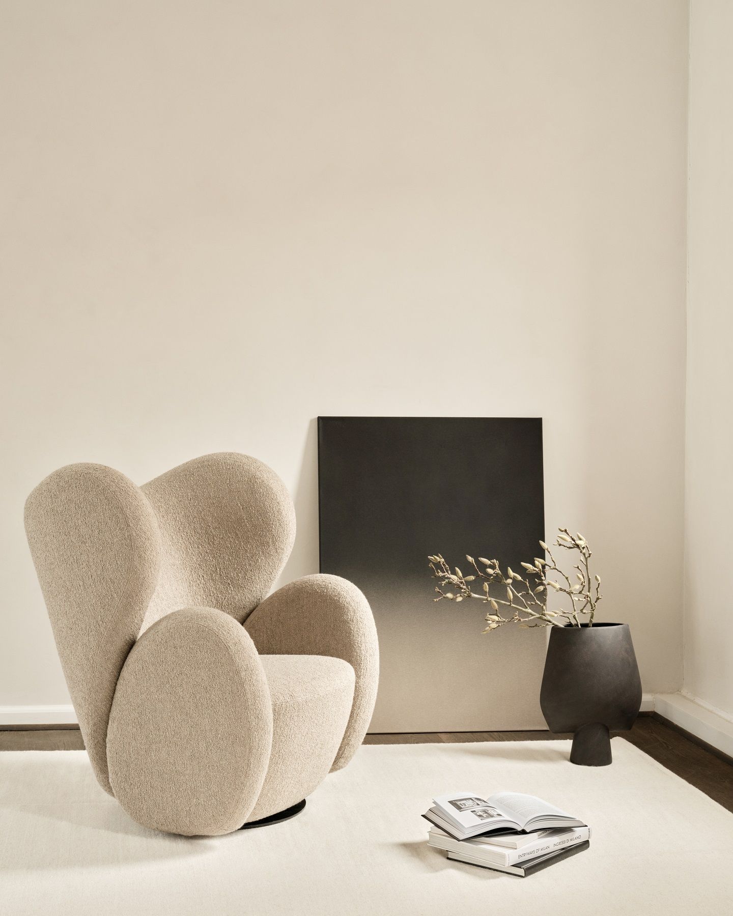 Beiger Big Big Lounge Chair Sessel von NORR11 in modernem Wohnzimmer mit Teppich.