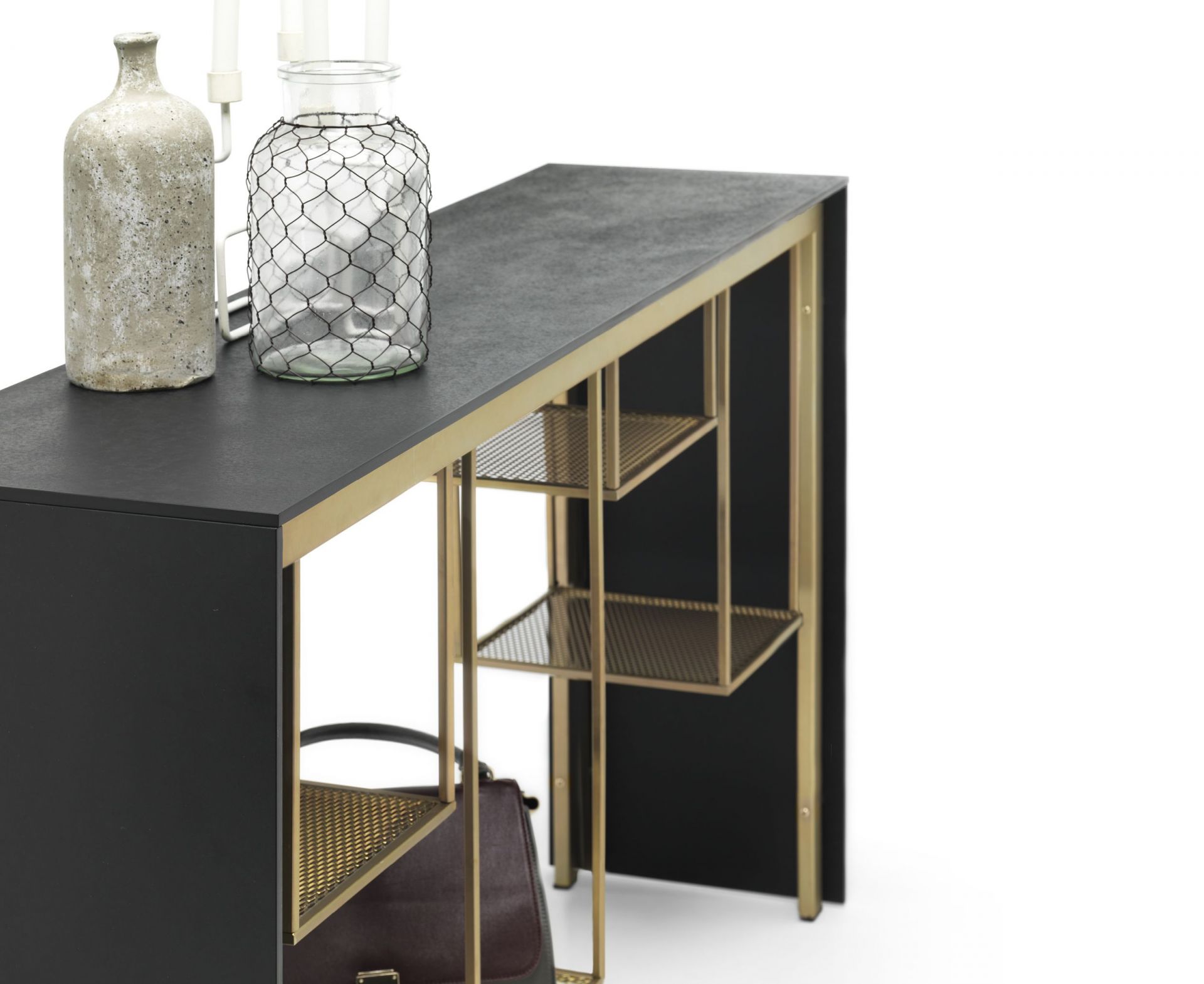 Tokyo Konsole von Mogg, modernes Möbelstück mit schwarzer Tischplatte und goldenem Metallgestell mit Ablageflächen.