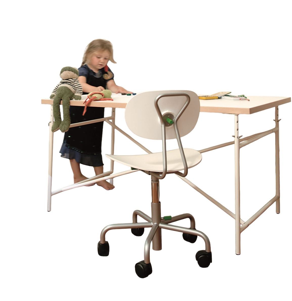 Mädchen spielt am Eiermann Kinderschreibtisch. Moderner Schreibtisch mit Stuhl für Kinderzimmer.