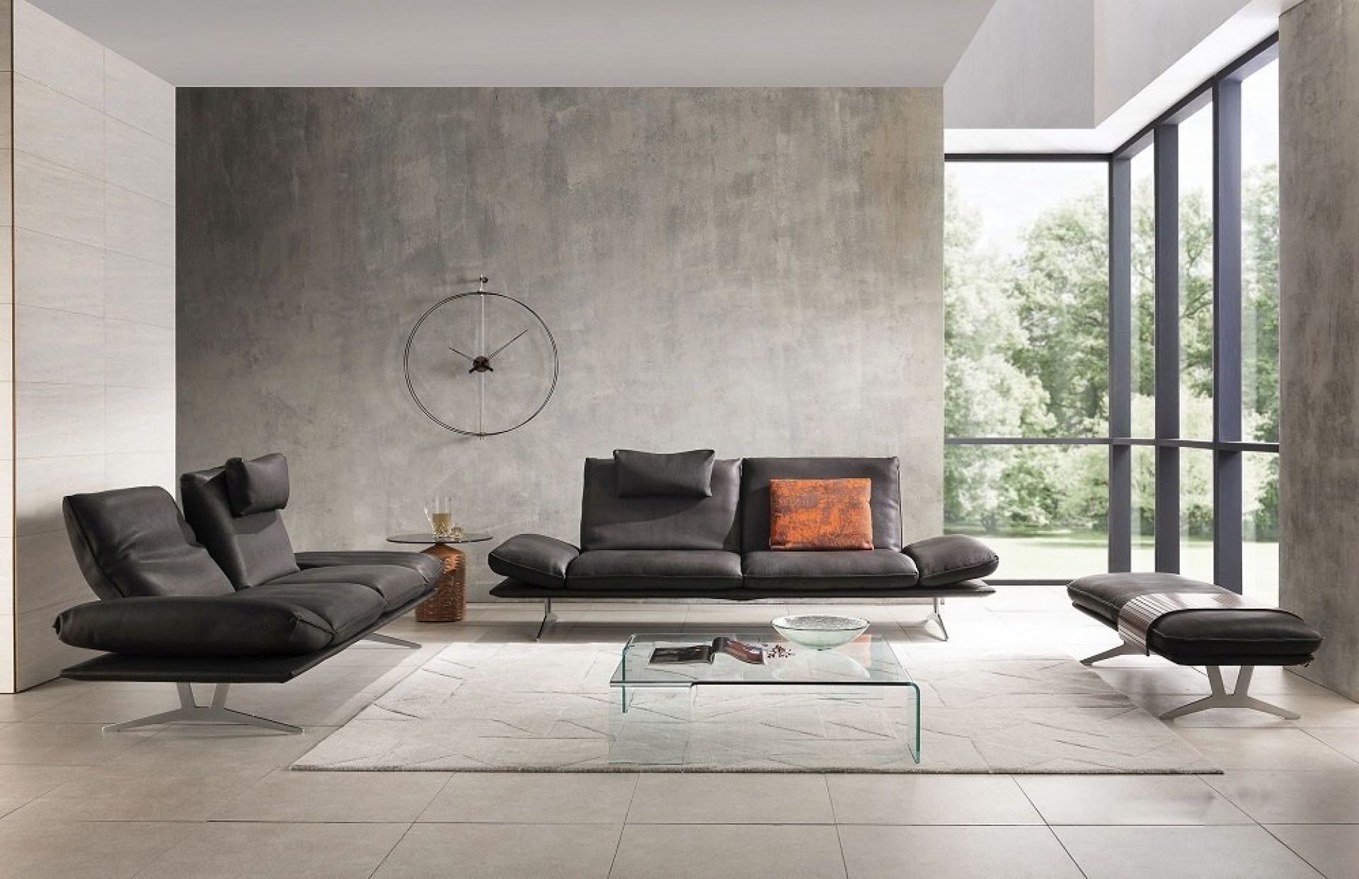 Wohnzimmer mit Design Wanduhr: Nomon Barcelona Clock, minimalistische Draht-Uhr über modernem Sofa.
