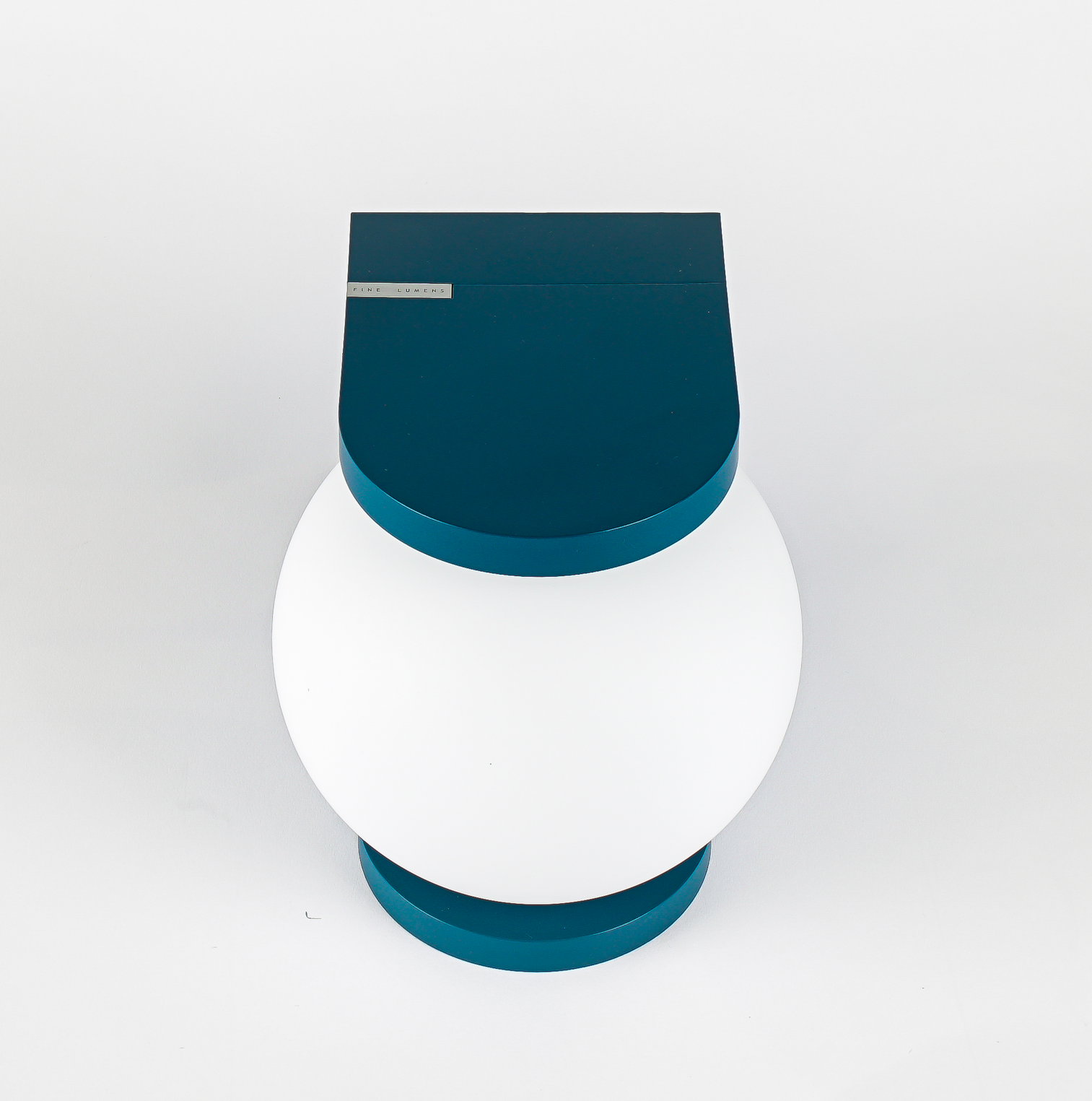 Plat Reading Lamp Tischleuchte: Moderne Tischlampe mit blauem Akzent und weißem, rundem Lampenschirm.