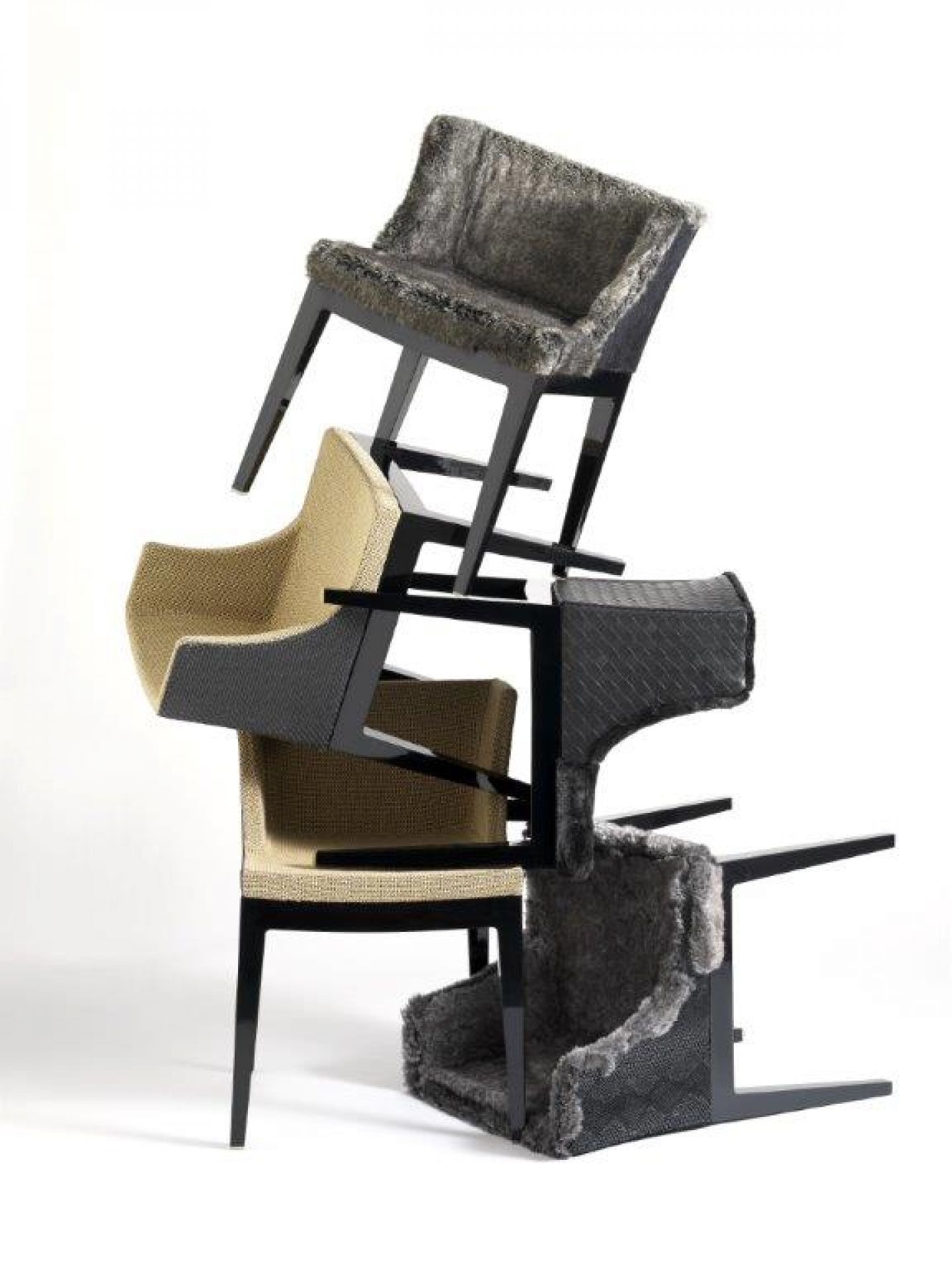 Stapel verschiedener Mademoiselle Stühle von Kartell mit unterschiedlichen Bezügen und schwarzem Gestell.