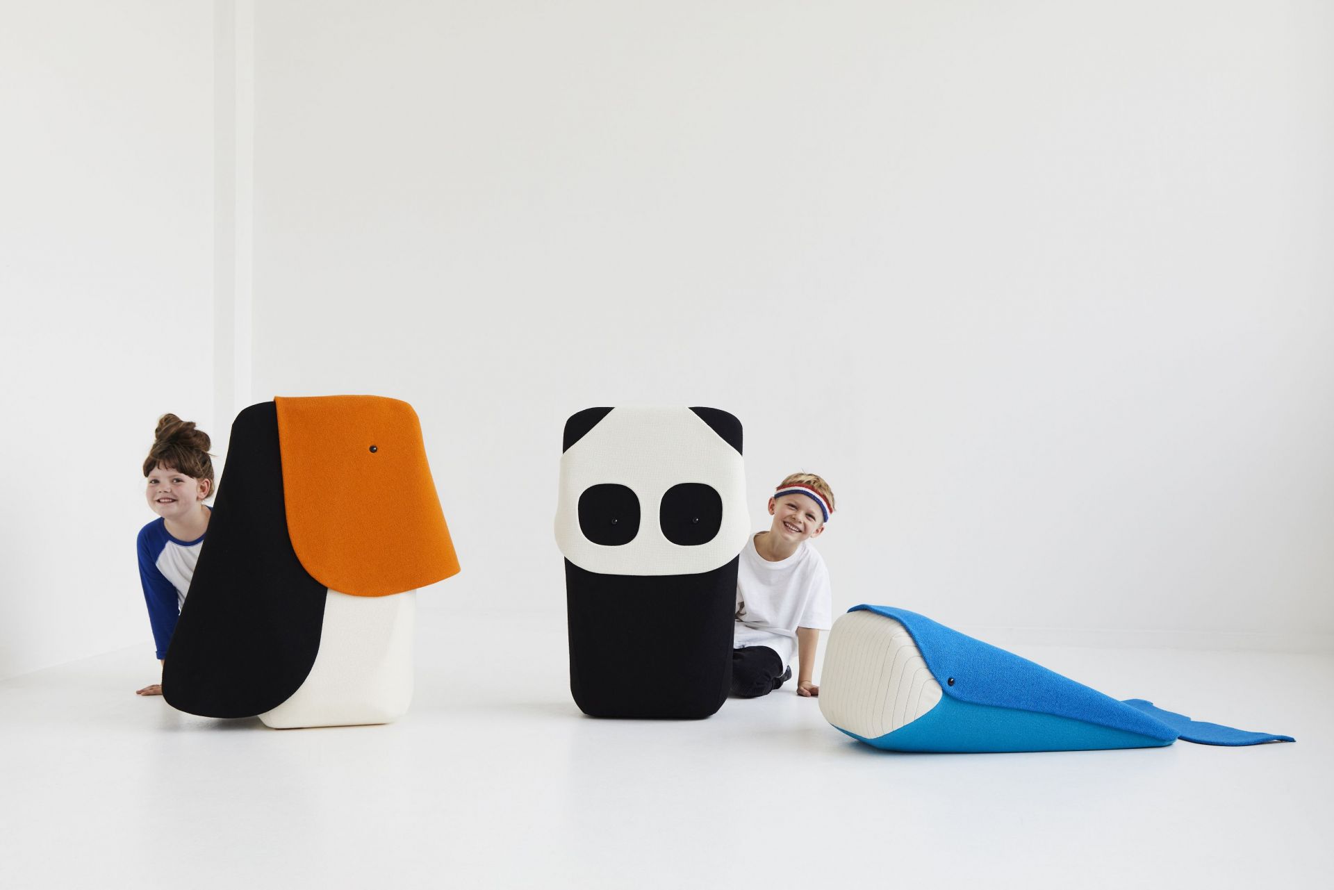 Zoo Collection Toucan Sitzkissen groß von EO Denmark mit spielenden Kindern im hellen Raum.