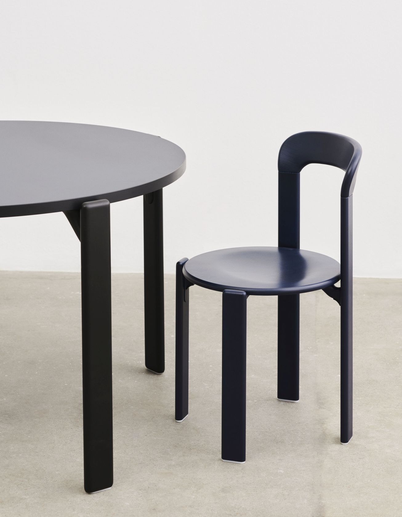 Blauer Rey Table Tisch von Hay mit passendem Stuhl, modernes skandinavisches Design für Esszimmer und Küche.