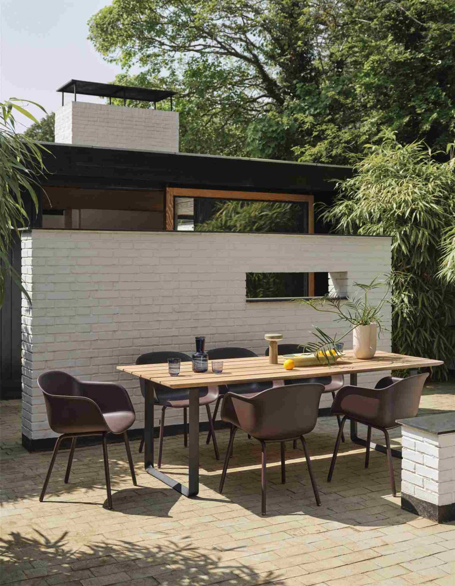 Muuto Kink Vase Sand auf einem Gartentisch, moderne Dekoration für den Außenbereich. Design Vase.