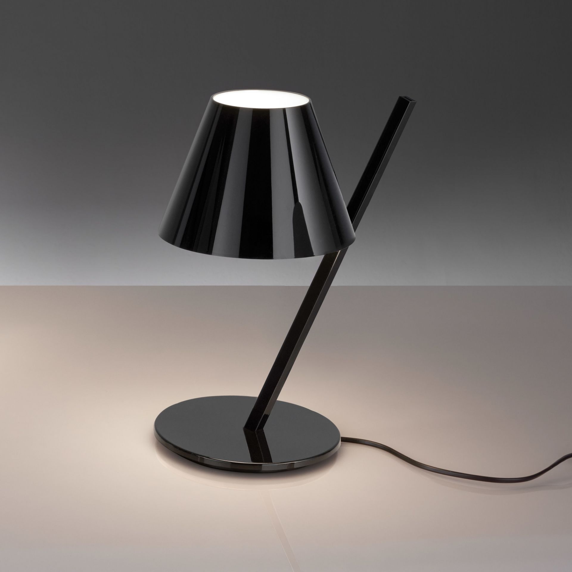 Schwarze La Petite Tischleuchte von Artemide mit Kegelform und indirektem Licht für Nachttisch oder Schreibtisch.