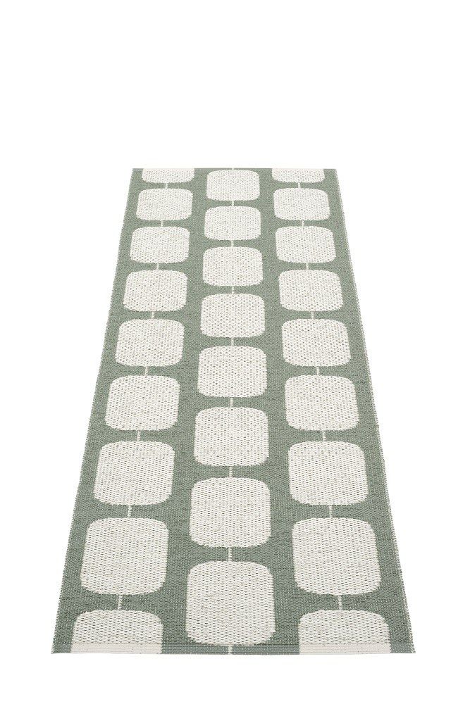 Sten Kunststoffteppich von Pappelina, 70x200 cm, mit grafischem Muster in Grau und Weiß.