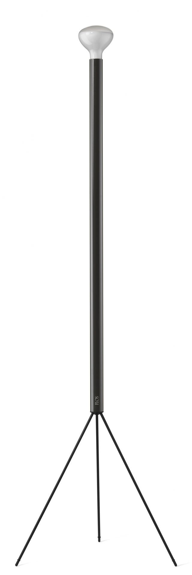 Schwarze Flos Luminator Stehleuchte mit Lampenschirm und filigranem, dreibeinigem Stativ für modernes Wohnambiente.