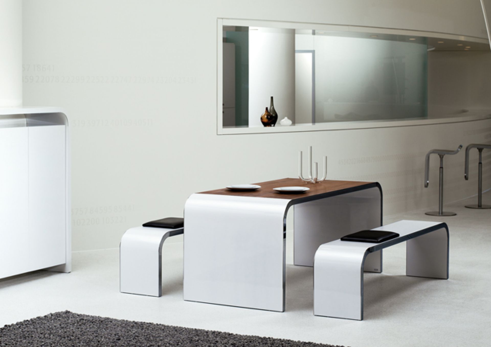 M11 Highline Tisch von Mueller Moebelfabrikation mit weißen Bänken und Holzplatte im modernen Design.