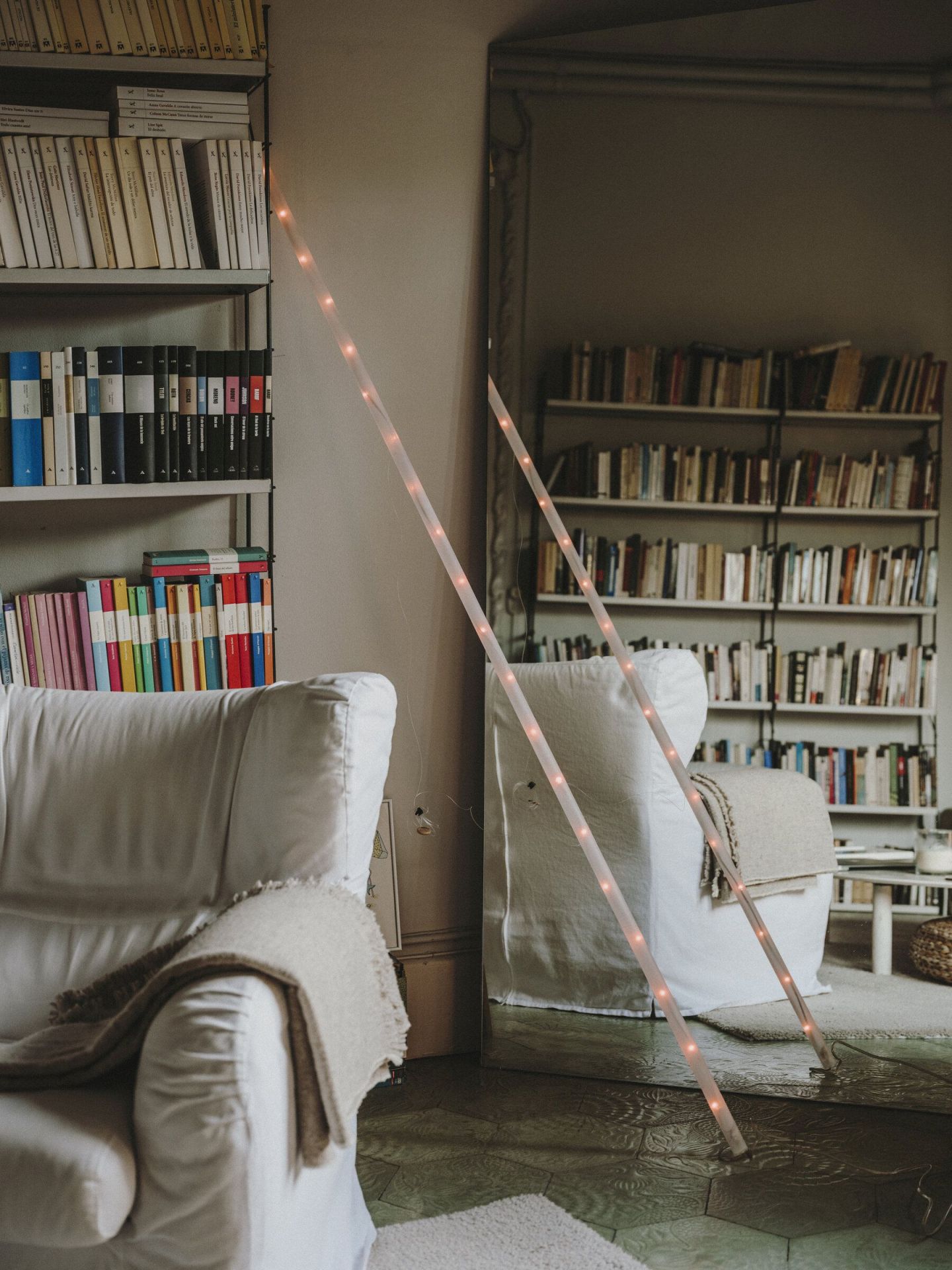 La Colilla Pendelleuchte von Santa & Cole, modernes Design, warmes Licht, Wohnzimmeratmosphäre.