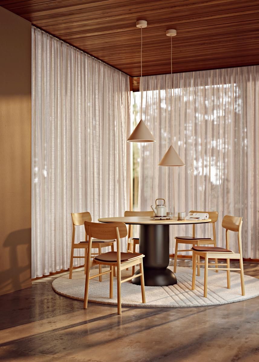 Runder, heller Kyoto Rug Teppich von Woud (Ø 200 cm) unter Esstisch und Stühlen.