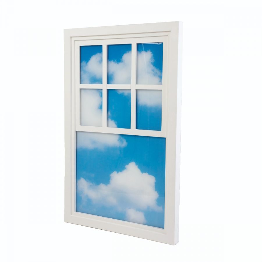 Weiße Loft Window Leuchte von Seletti mit blauem Himmel und Wolken als Motiv.