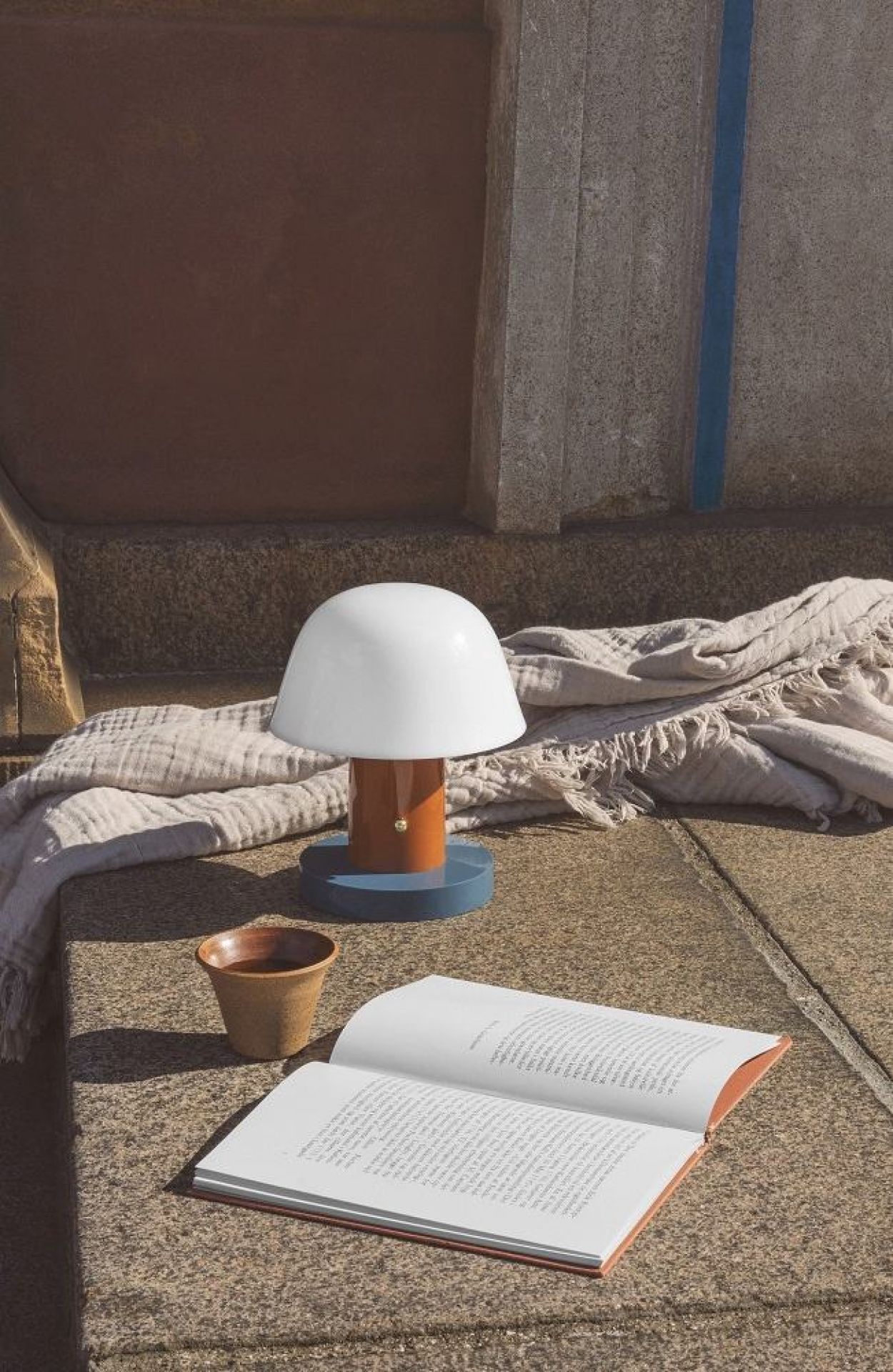 Setago Akkuleuchte von AndTradition in Nude & Forest. Moderne Tischleuchte für stimmungsvolles Licht.