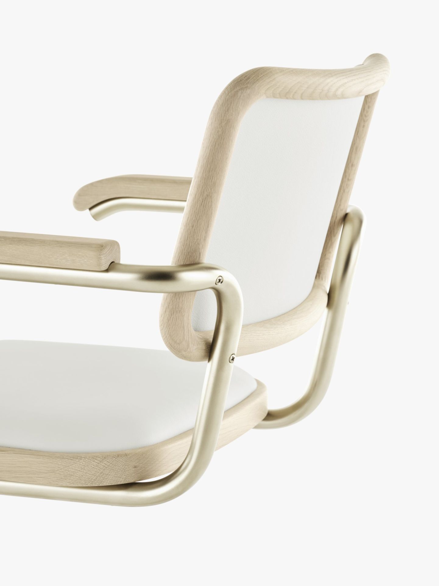 Detailaufnahme des Thonet S 64 Freischwinger Stuhls mit Holzrahmen und weißem Lederbezug.