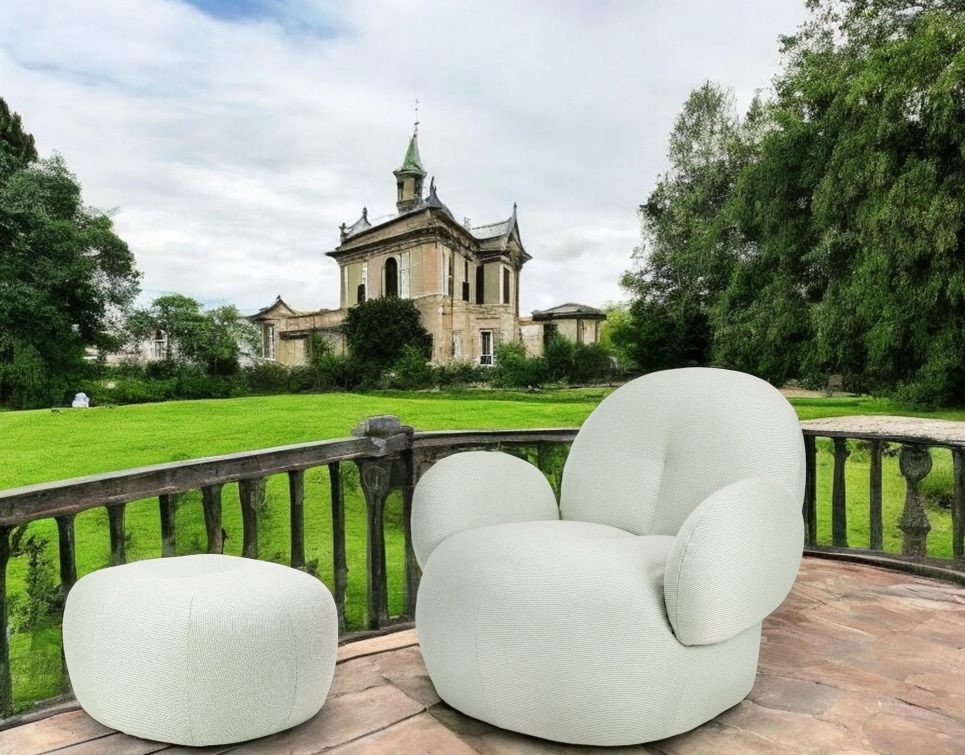 Nana Outdoor Sessel mit Ottoman von Freifrau Manufaktur, hellgrauer Outdoor Pouf und Sessel.